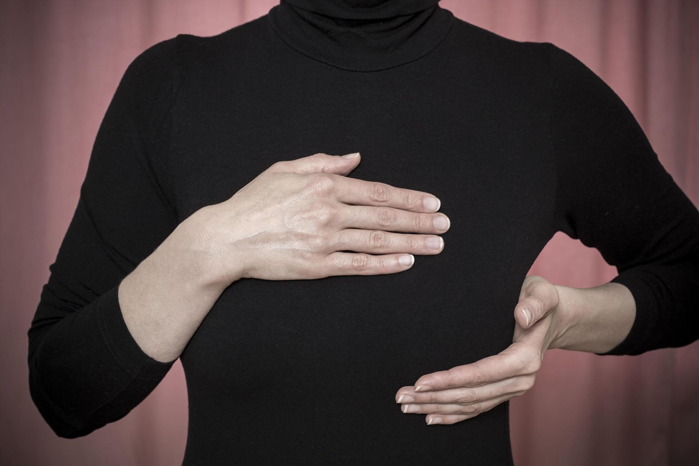 台北市1名43歲的沈小姐,例行性乳房超音波檢查時發現右側乳暈有不規則的陰影,經病理報告確診為乳癌第二期,評估腫瘤大小已經超過4公分,且轉移腋下淋巴結。(東方IC)