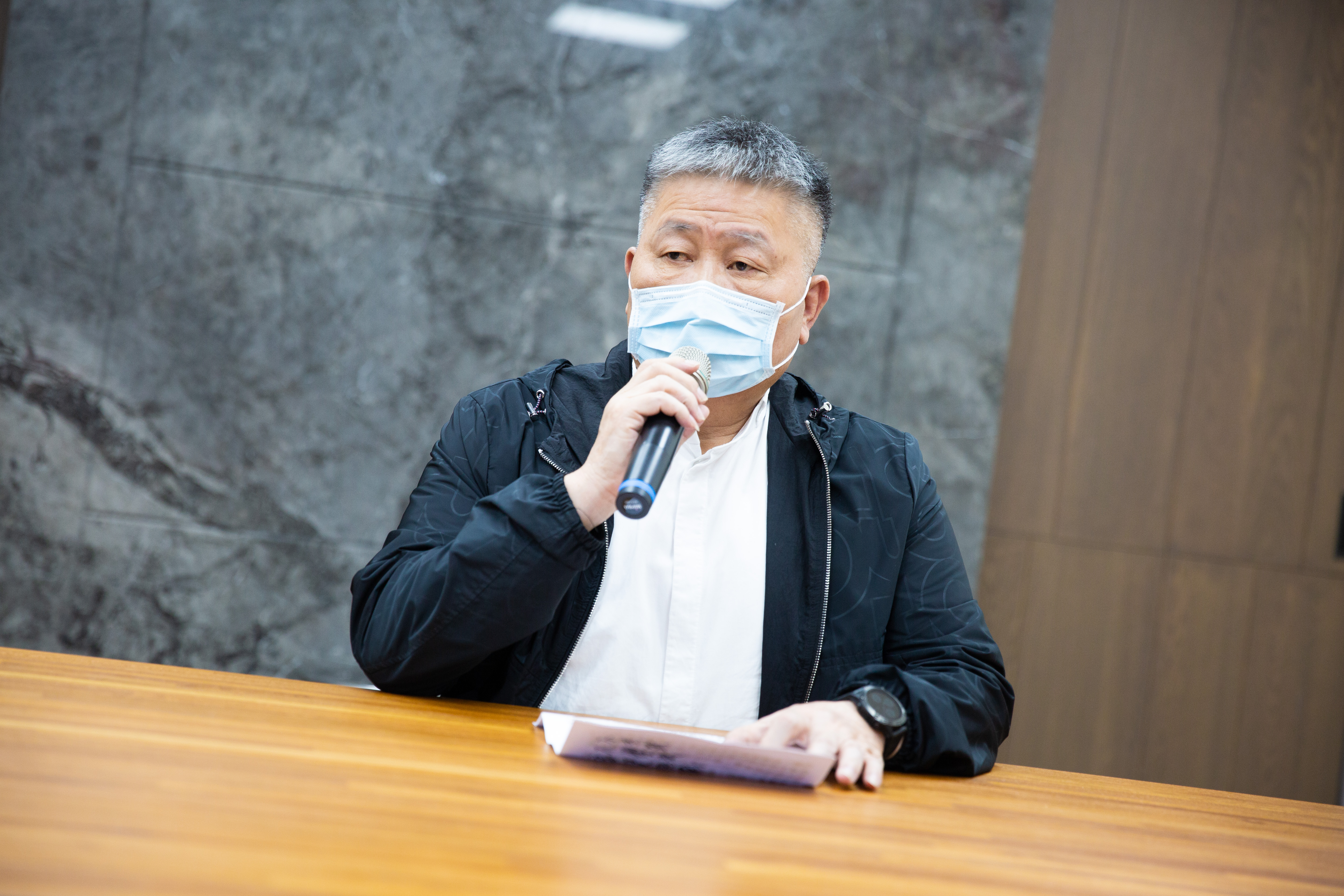 當年顏寬恒投入中二立委補選期間，其父親顏清標因「祖墳違建」的爆料一度被氣到住院。（本刊資料照）