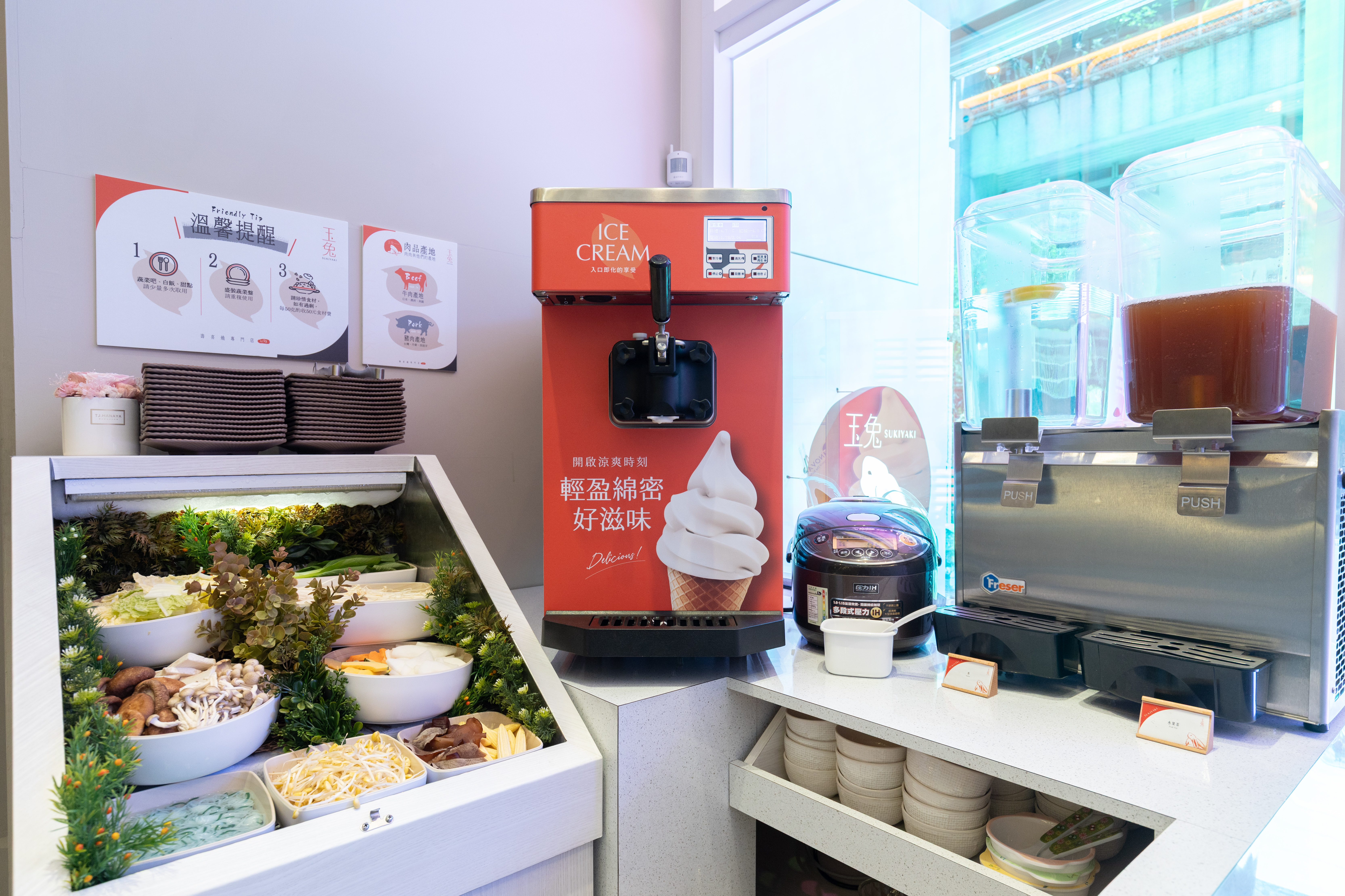 吧台區無限供應當令新鮮時蔬、菇類、日本越光米飯與茶飲。