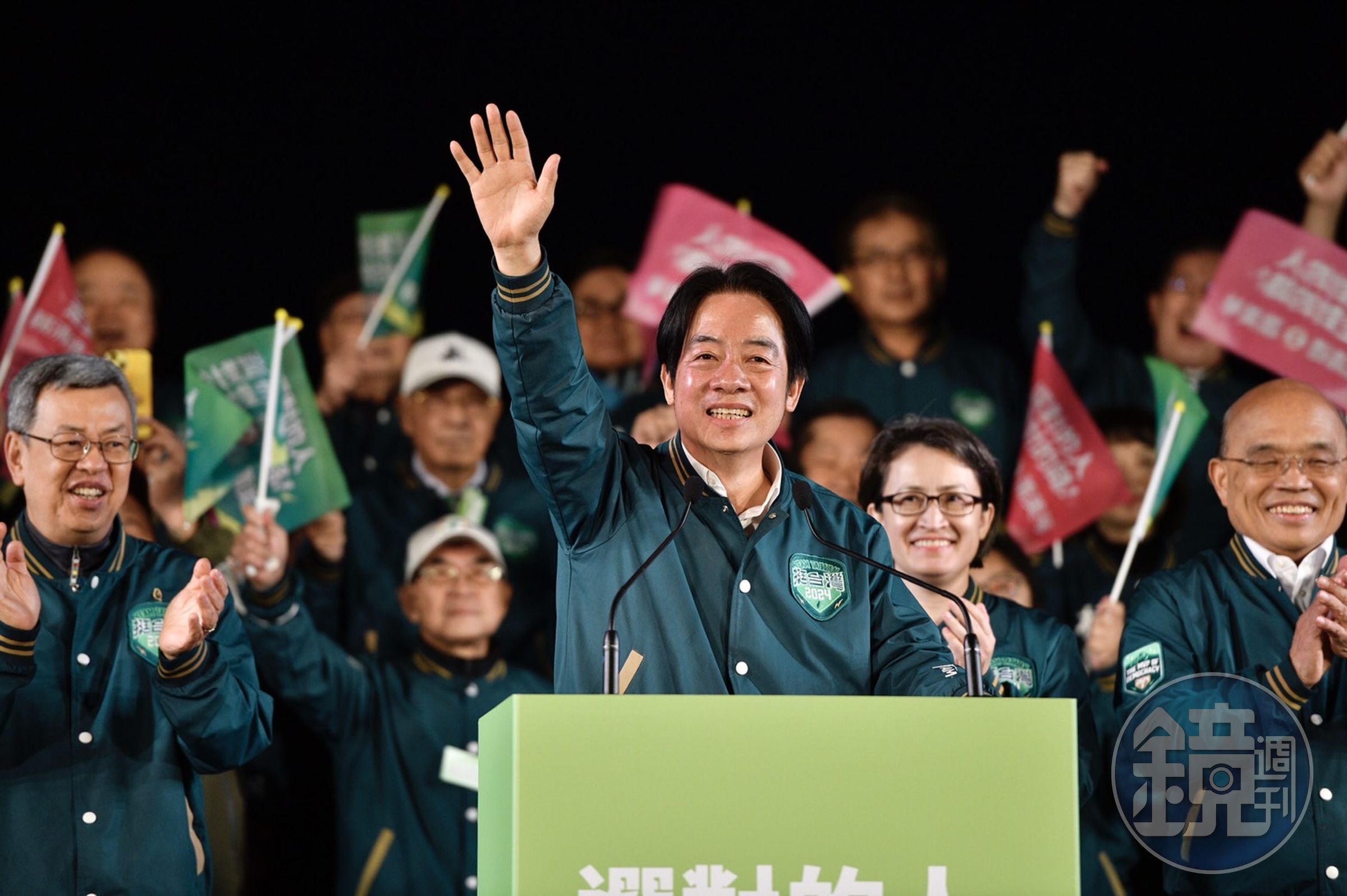 針對馬英九兩岸論述,賴清德(中)呼籲支持者利用選票告訴馬英九「你錯了」。圖為賴清德今出席北市造勢晚會。