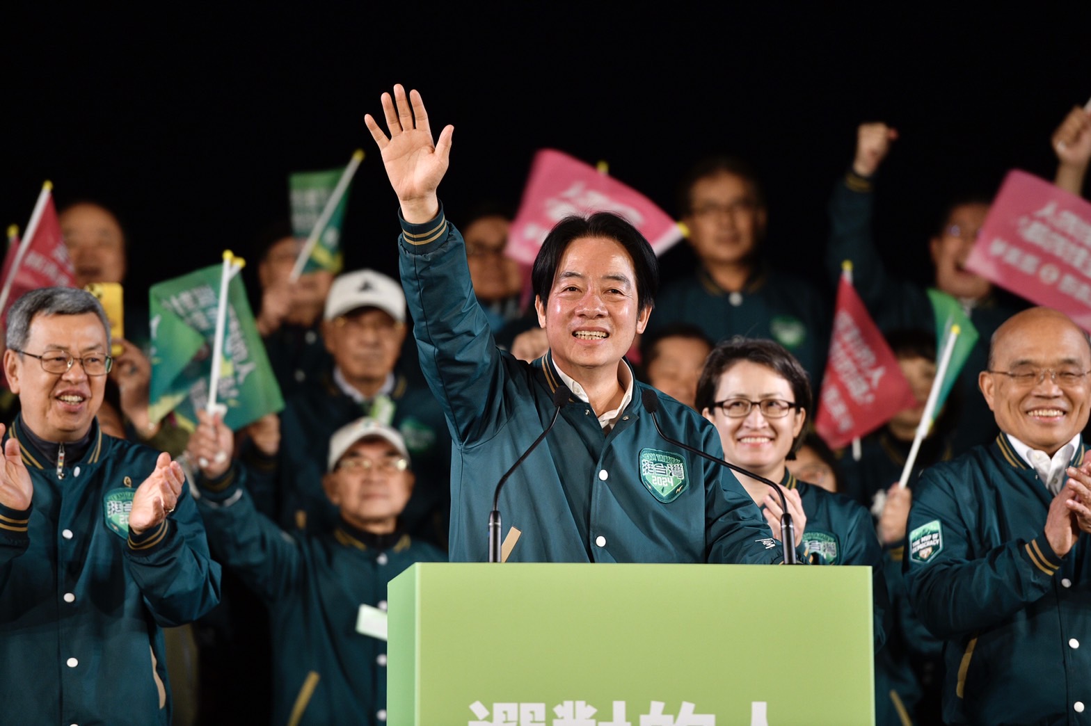 針對馬英九兩岸論述，賴清德（中）呼籲支持者利用選票告訴馬英九「你錯了」。圖為賴清德今出席北市造勢晚會。