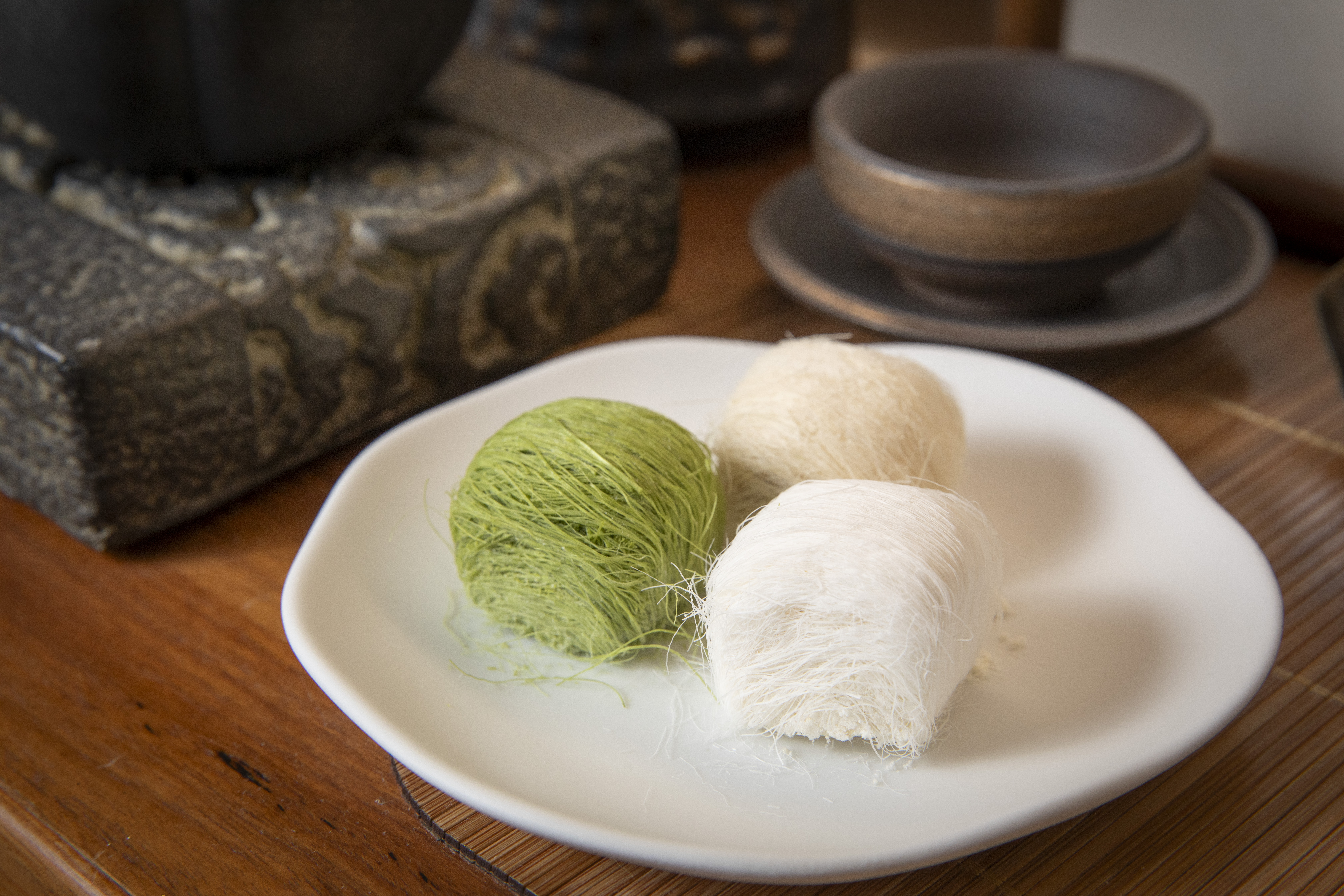 由於法式龍鬚糖需要高溫製作，各種食材需要多次測試，顏志全花了兩年才開發五種口味。