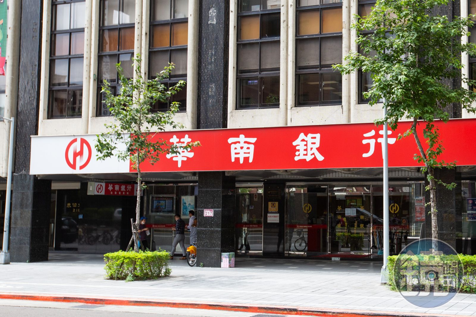 3行員監守自盜8年才曝光！華南銀9客戶慘遭A走462萬 金管會重罰800萬