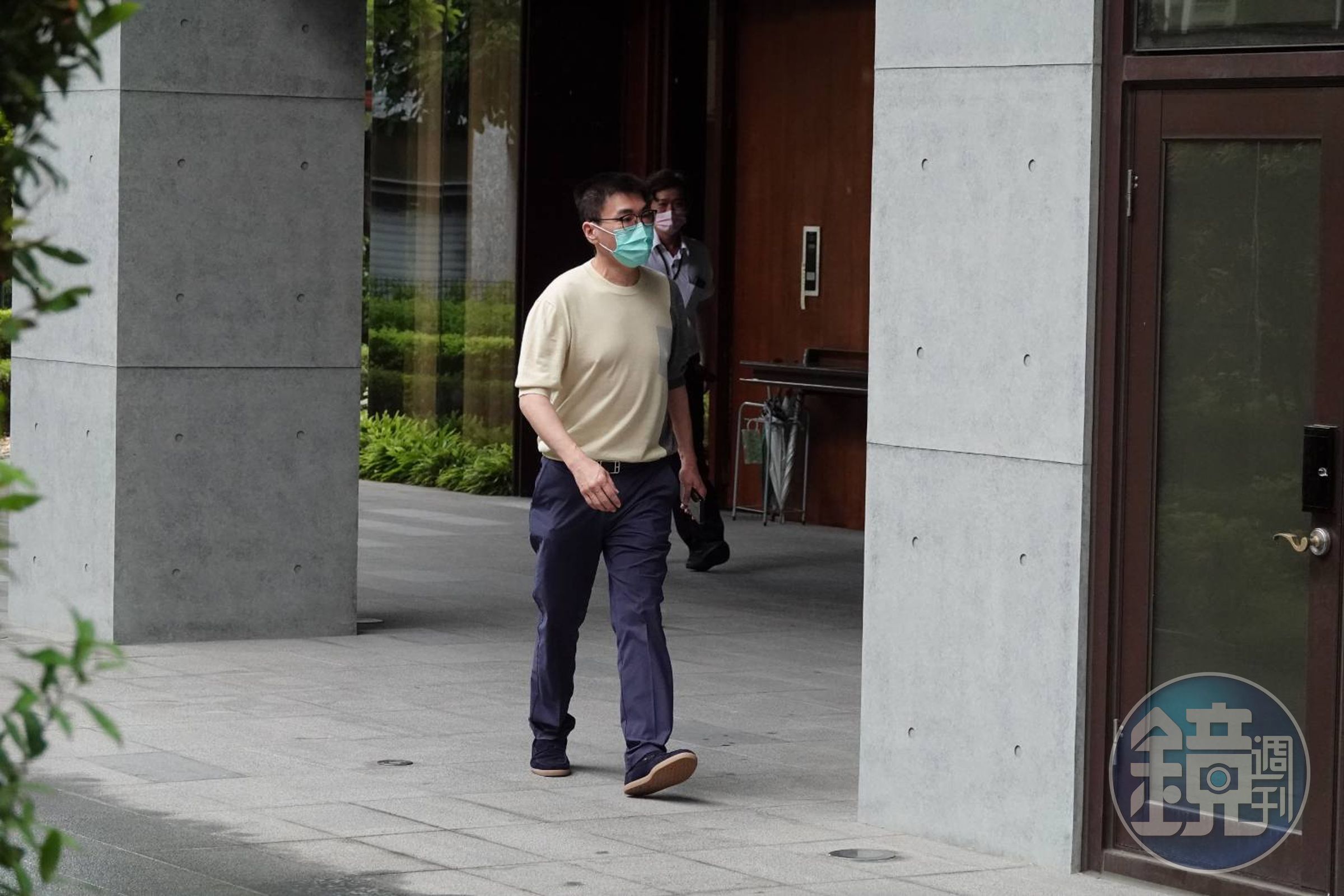 趙建銘今日上午約10點來到台南市五妃街的趙建銘兆福脊椎骨科診所,