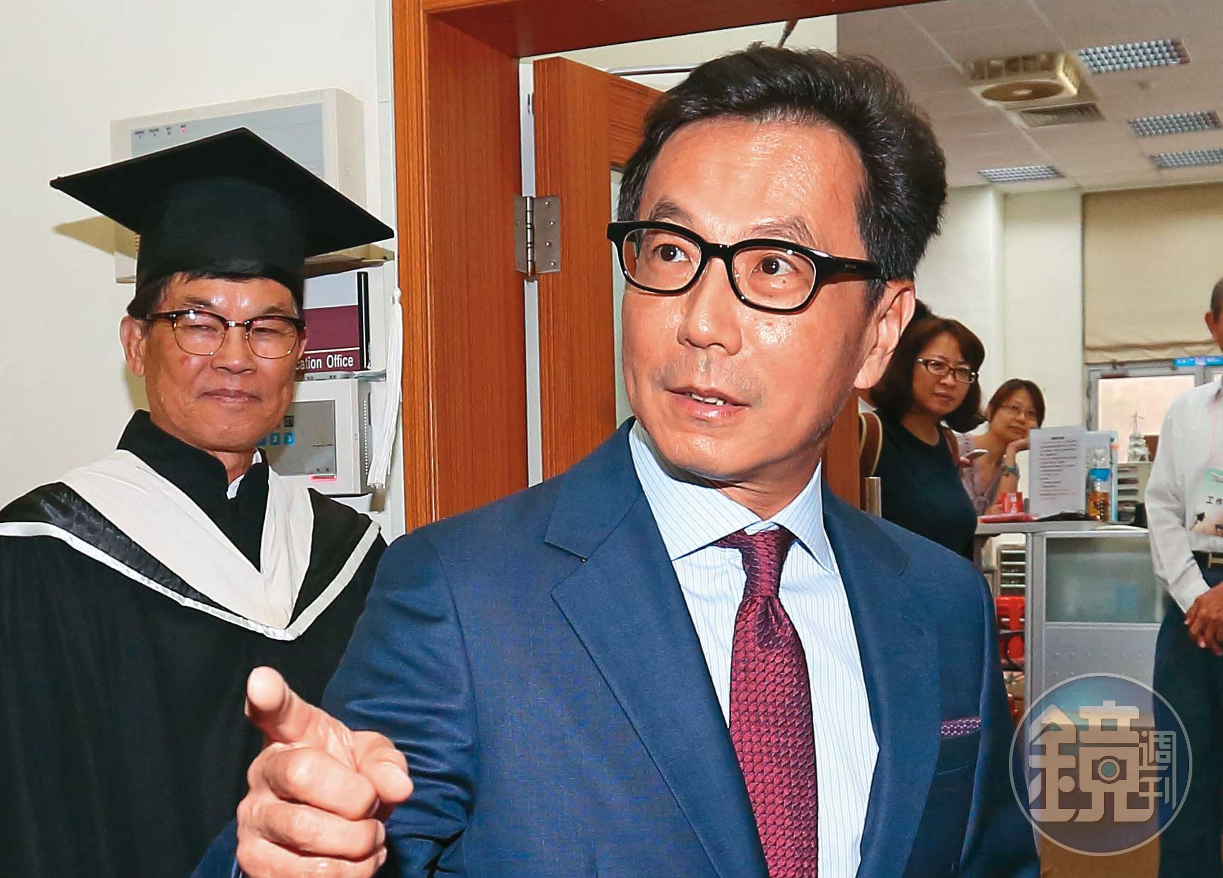 富邦集團董事長蔡明忠籌組寬頻網路聯軍，要跟中華電信分庭抗禮。