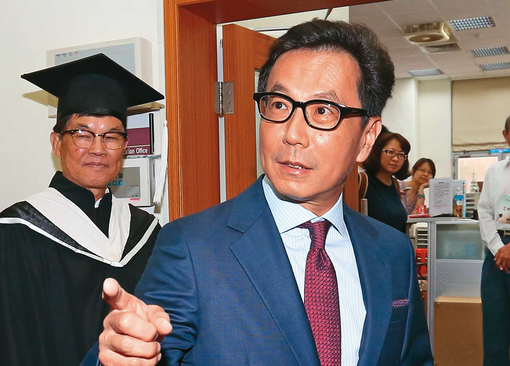 富邦集團董事長蔡明忠籌組寬頻網路聯軍，要跟中華電信分庭抗禮。