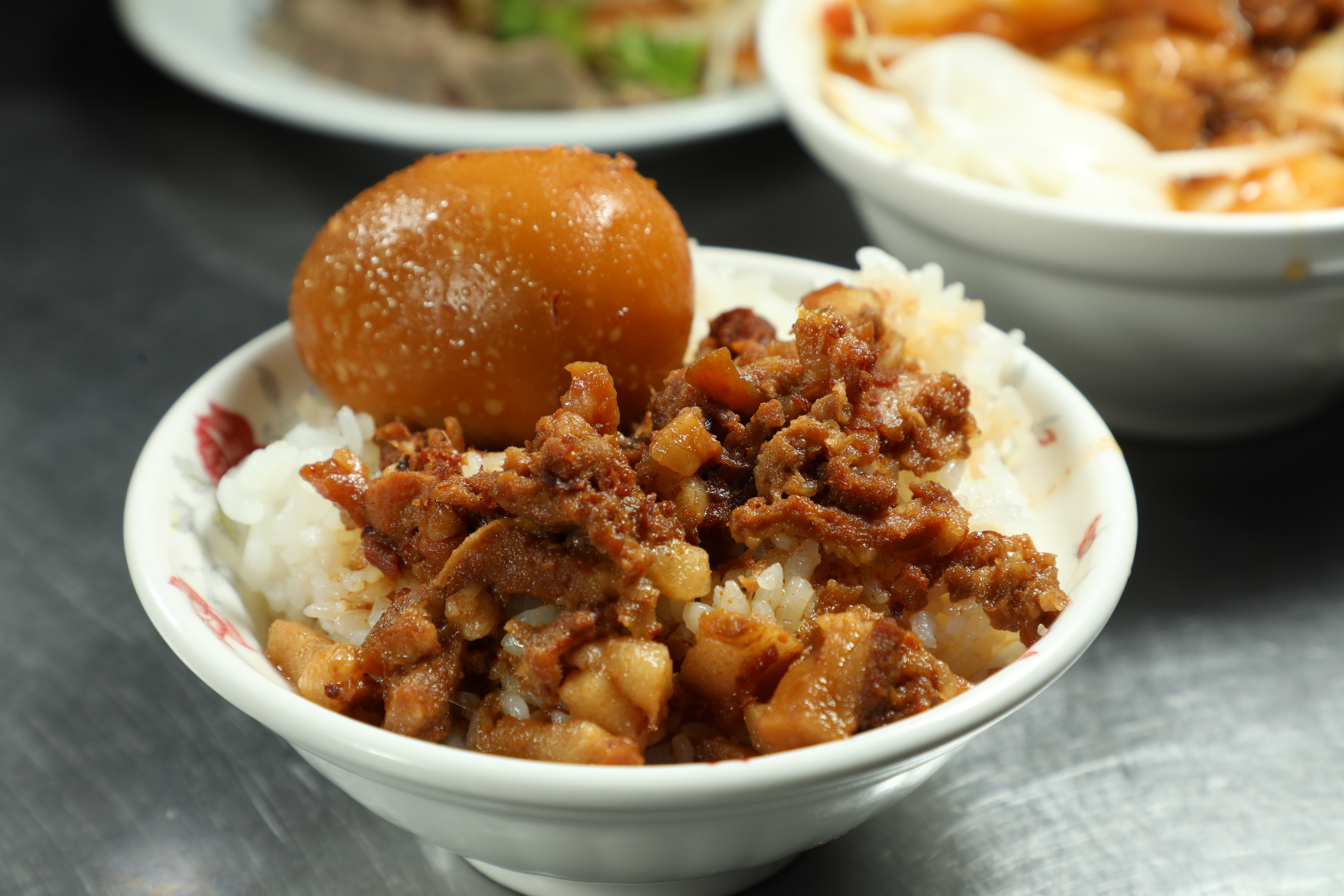 老圓環的「肉燥飯」,碗中都會附一顆滷蛋,滿足感更強。(70元/碗)
