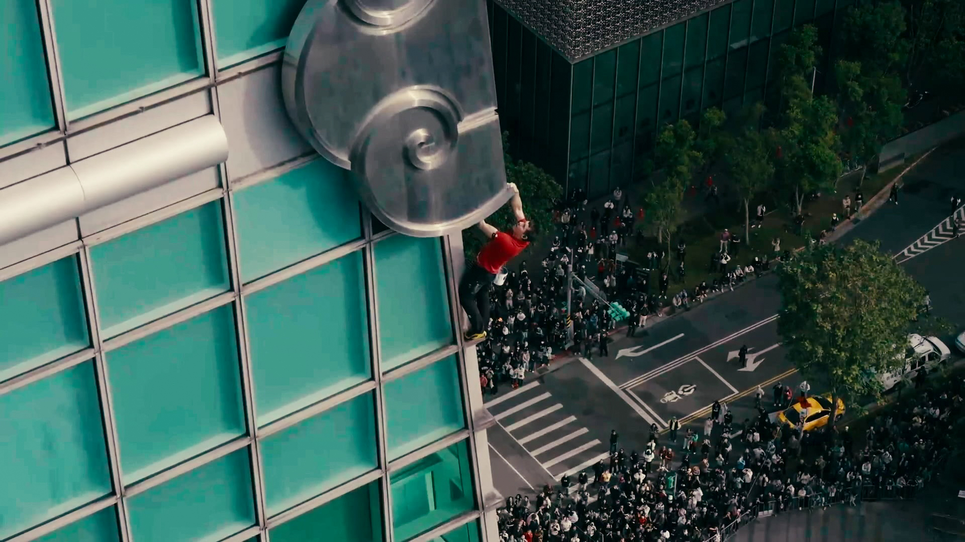 美國攀岩好手艾力克斯．霍諾德今日成功徒手攀上台北101頂端。《赤手獨攀台北101：直播》Skyscraper LIVE現已於Netflix全球熱播中。（Netflix提供）