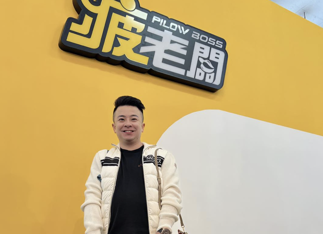 疲老闆直播賣零食，在電商界闖出名號，但近日卻拍到大貨車深夜進出倉庫，疑似廠商搬貨抵債，對此疲老闆也發出最新聲明。（翻攝自疲老闆臉書）