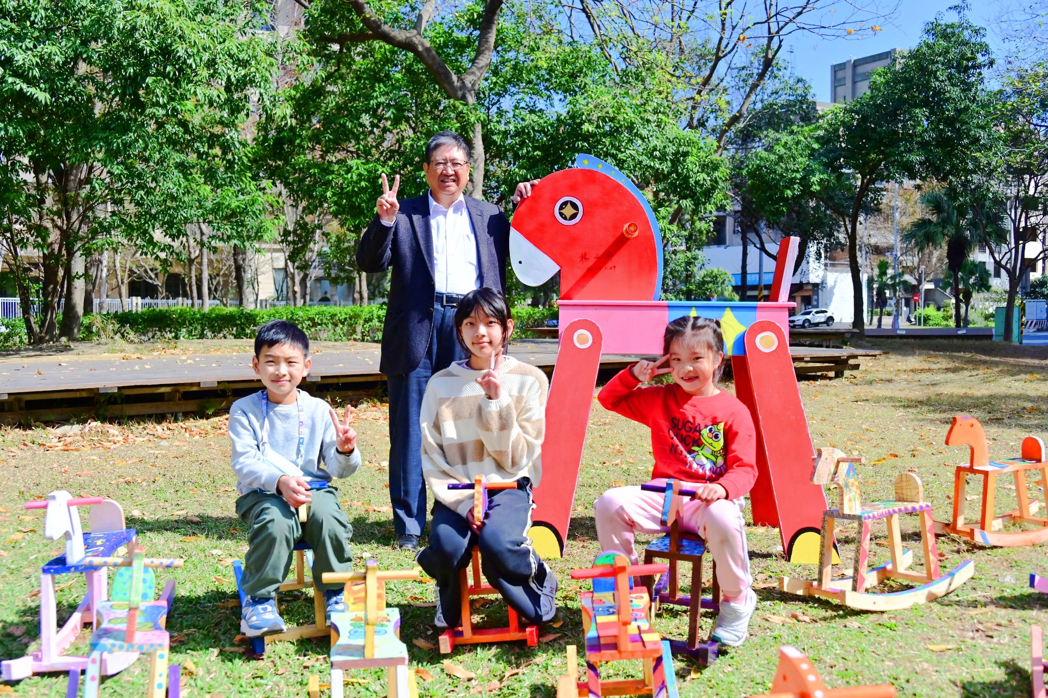 縣長楊文科邀請鄉親馬年走春新瓦屋，欣賞彩繪木馬裝置，感受客庄年味與文化記憶溫度。（圖／新竹縣政府）