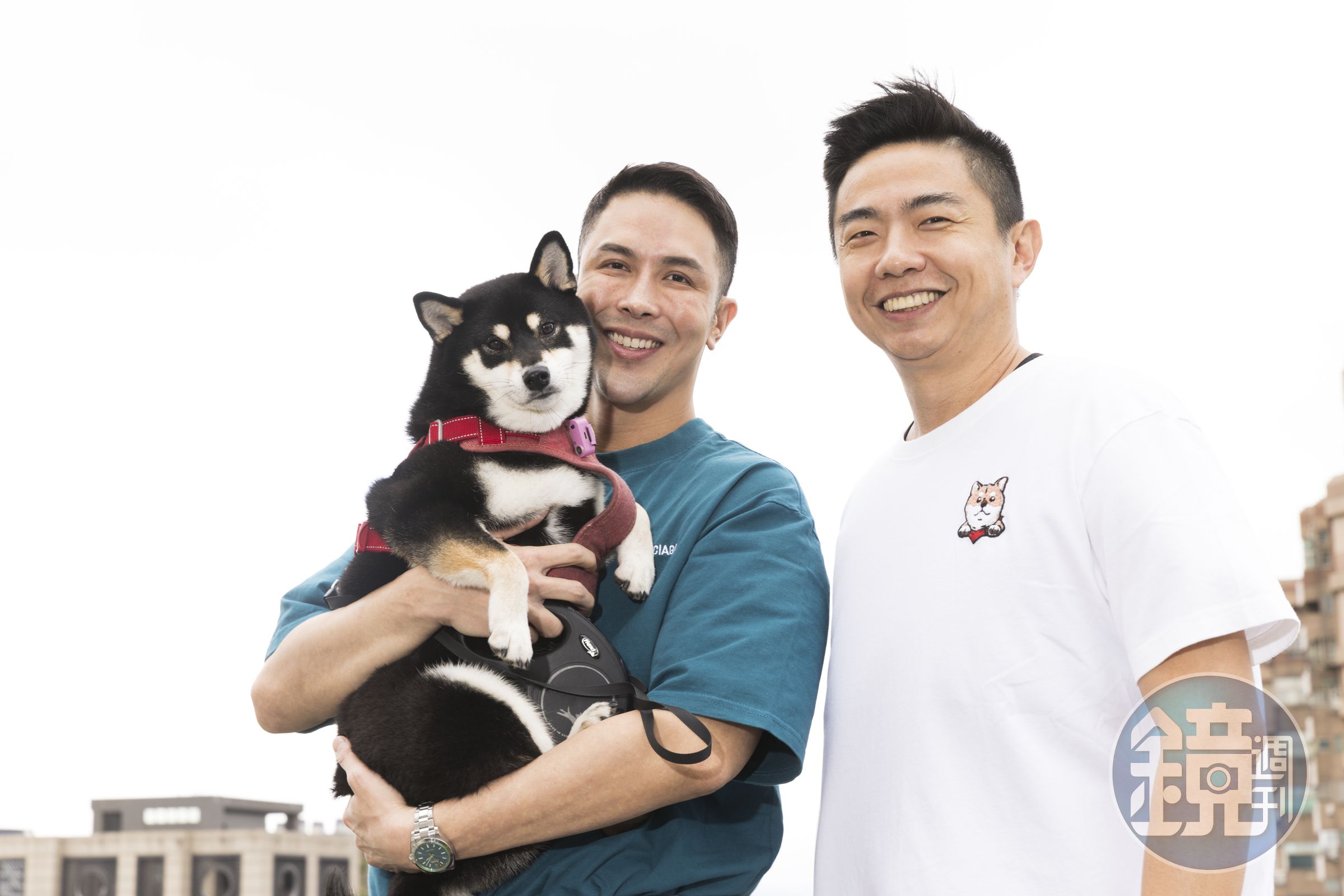 唐松瑞帶著愛犬彩券找熊爸,直說「彩券會看到別的東西,所以要保護我們」。