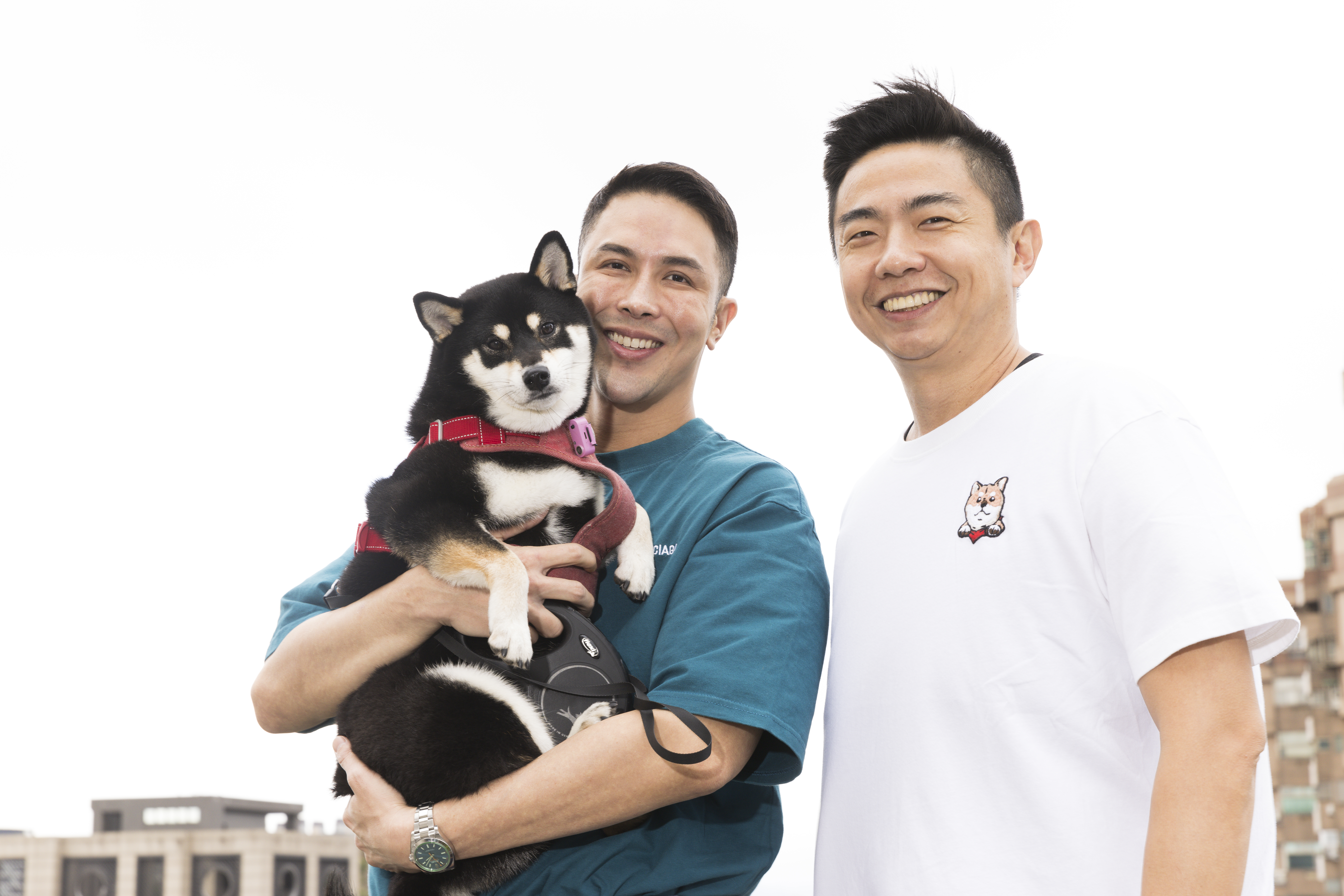 唐松瑞帶著愛犬彩券找熊爸，直說「彩券會看到別的東西，所以要保護我們」。