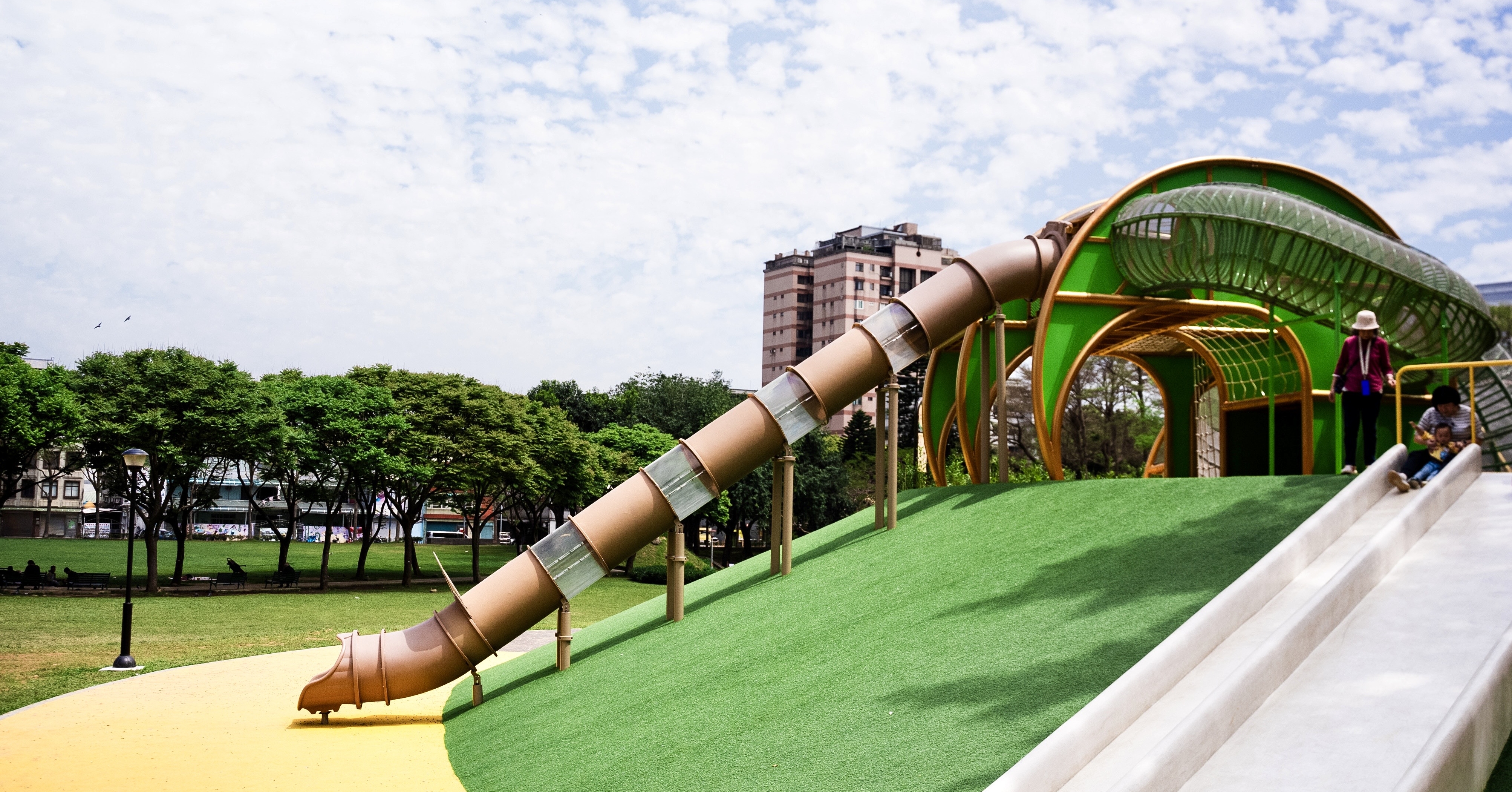 桃園陽明公園結合既有動線、草坪、林間及水生態特色，提供自然環境的遊戲場域。