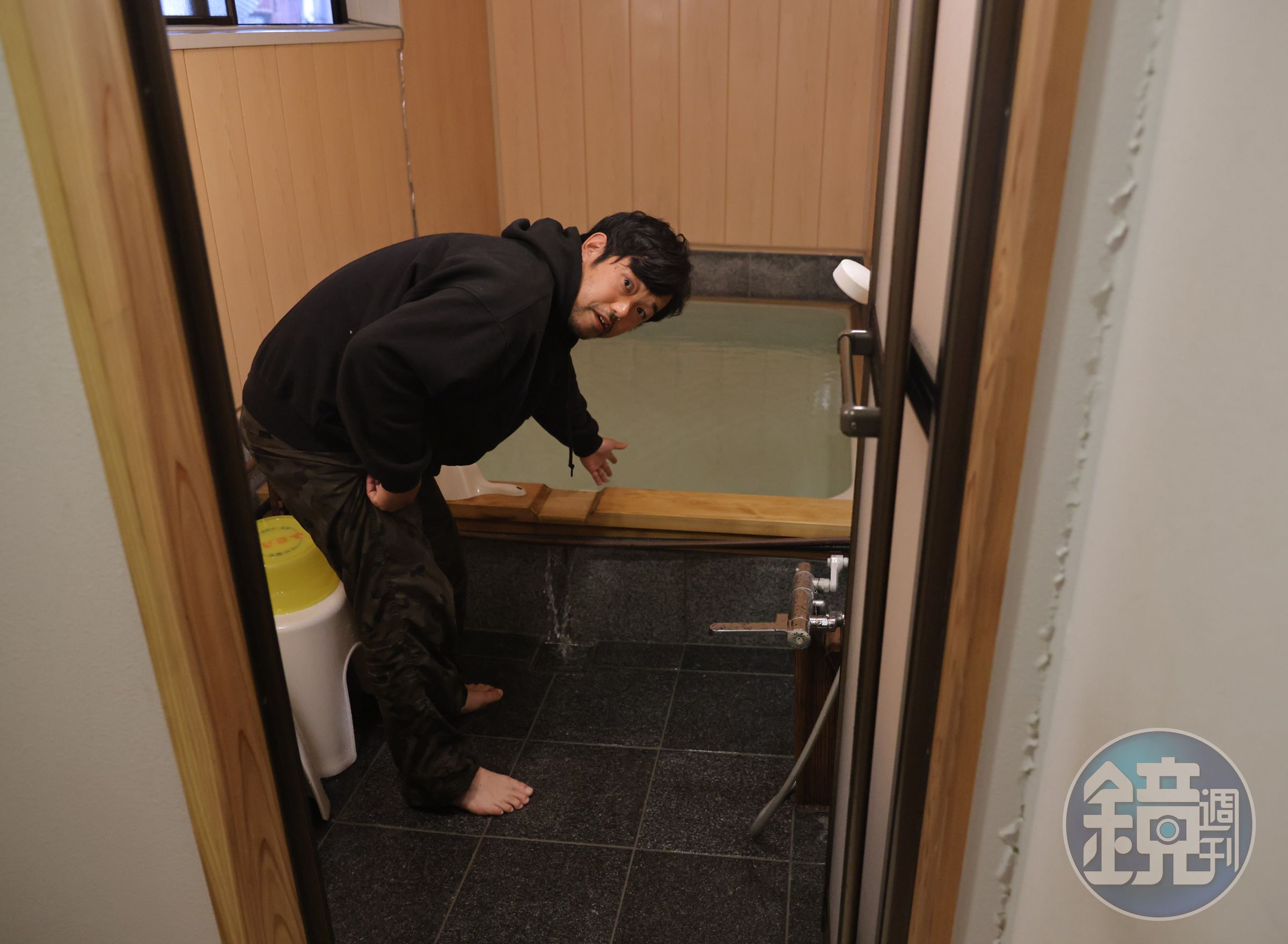 橋元宗太郎每天自行打掃溫泉設施。