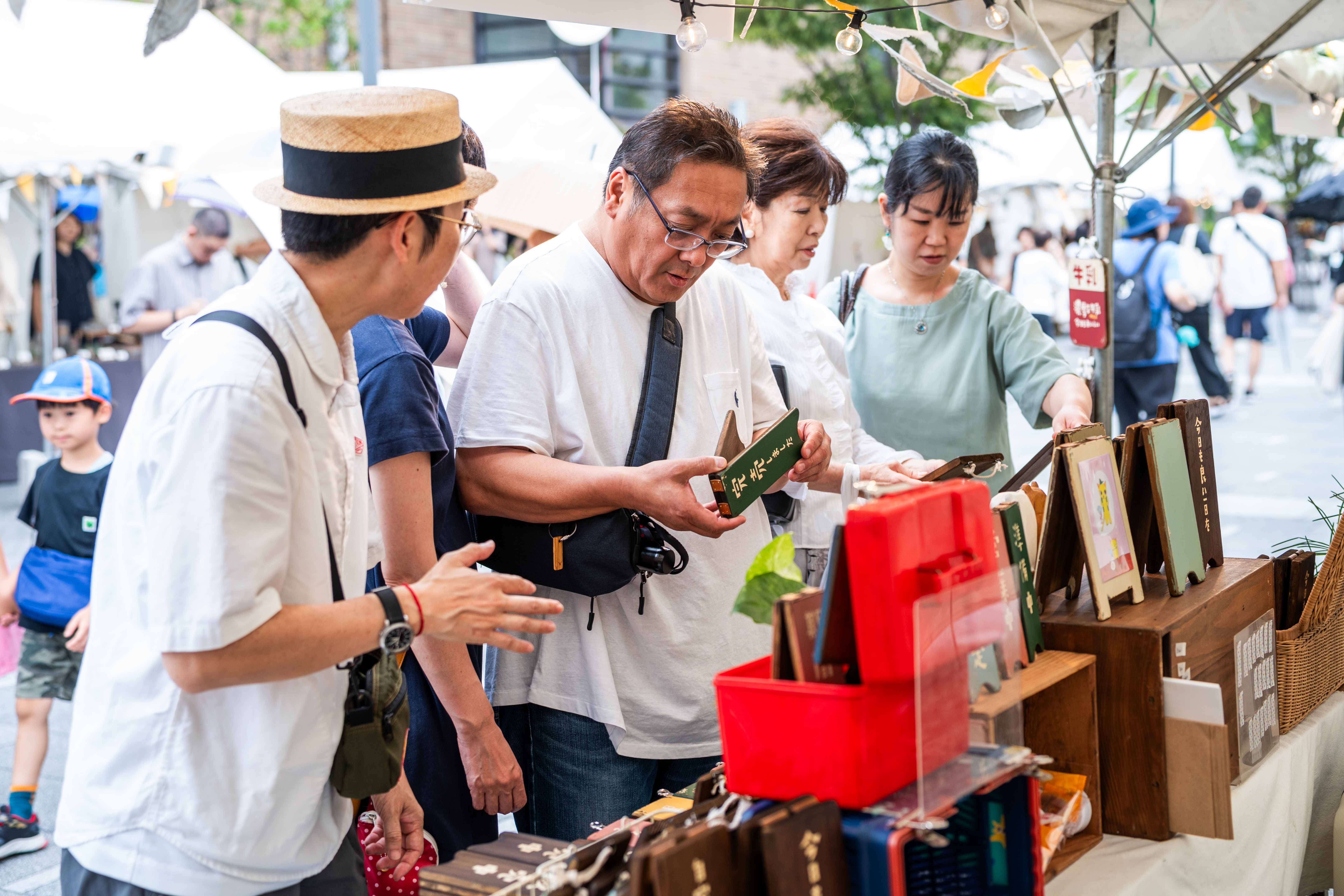 日本民眾對台灣工藝相當感興趣。（文總提供）