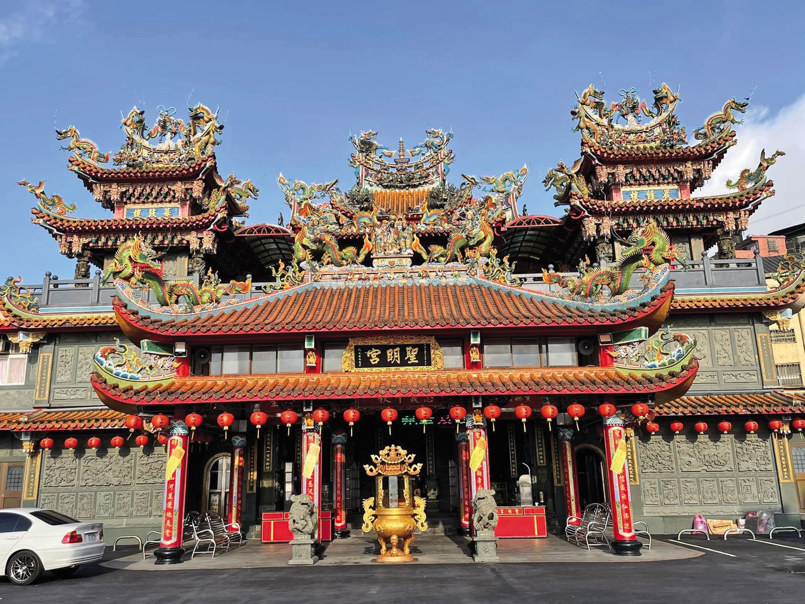 承辦員警帶著蘇男清查竊案時，途經供奉關聖帝君的聖明宮（圖），蘇男竟在廟前自白殺人。（翻攝聖明宮臉書）