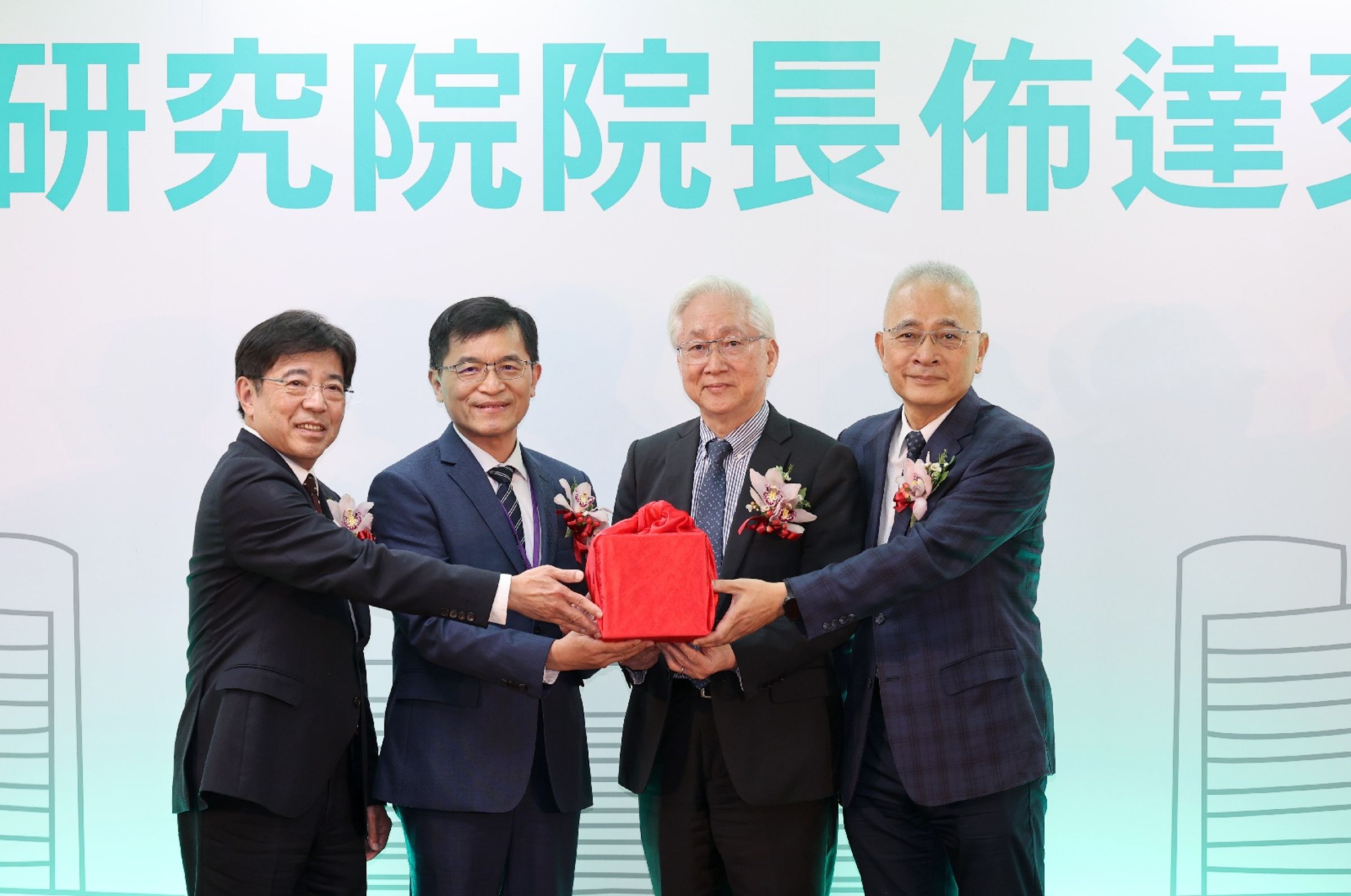 在經濟部政務次長何晉滄(左2)與工研院董事長吳政忠(右2)等貴賓的共同見證下,肩負著協助產業發展使命的工研院,今日舉辦新院長張培仁(右1)與卸任院長劉文雄(左1)佈達暨交接典禮。(工研院提供)