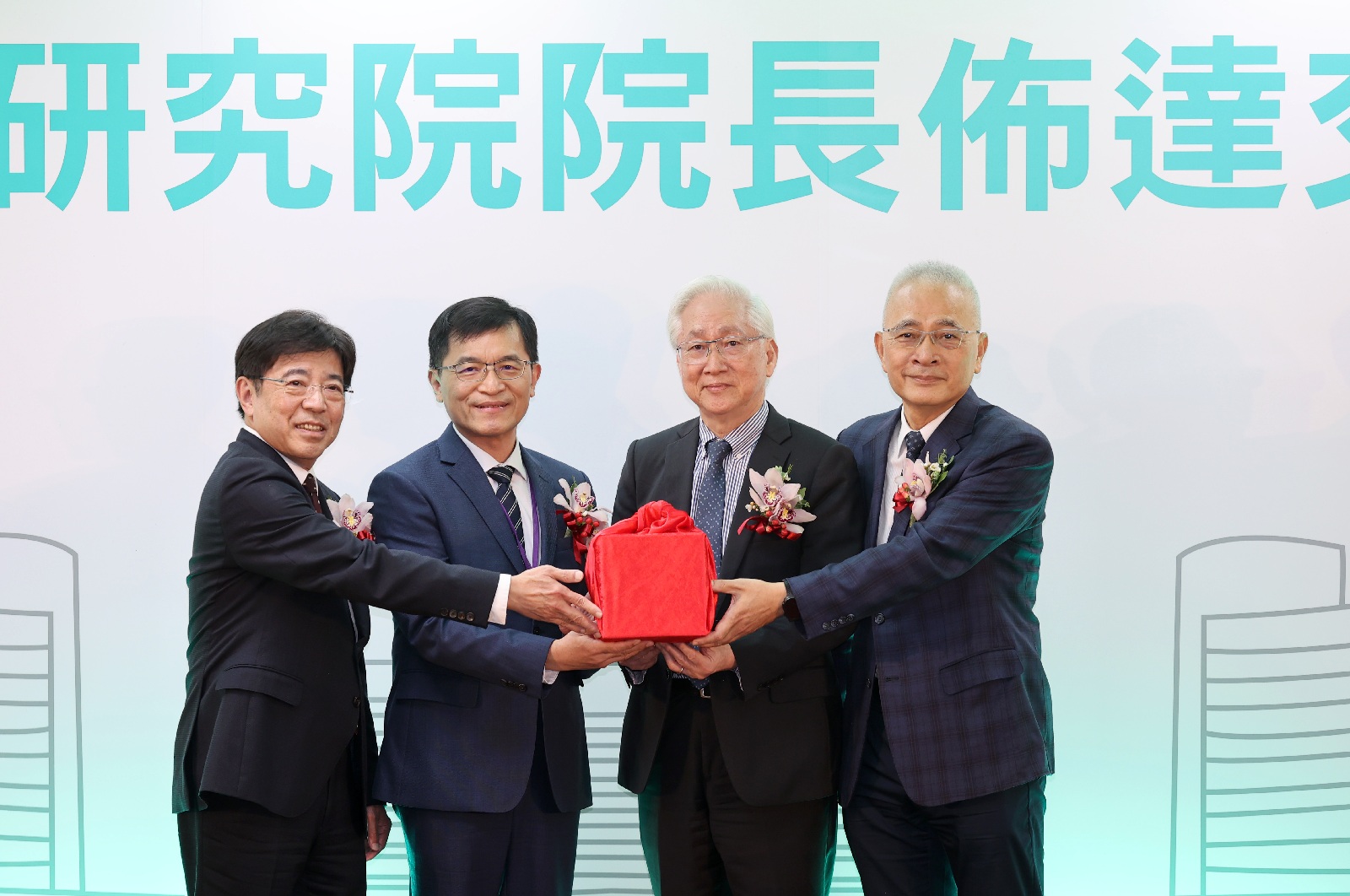 在經濟部政務次長何晉滄（左2）與工研院董事長吳政忠（右2）等貴賓的共同見證下，肩負著協助產業發展使命的工研院，今日舉辦新院長張培仁（右1）與卸任院長劉文雄（左1）佈達暨交接典禮。（工研院提供）