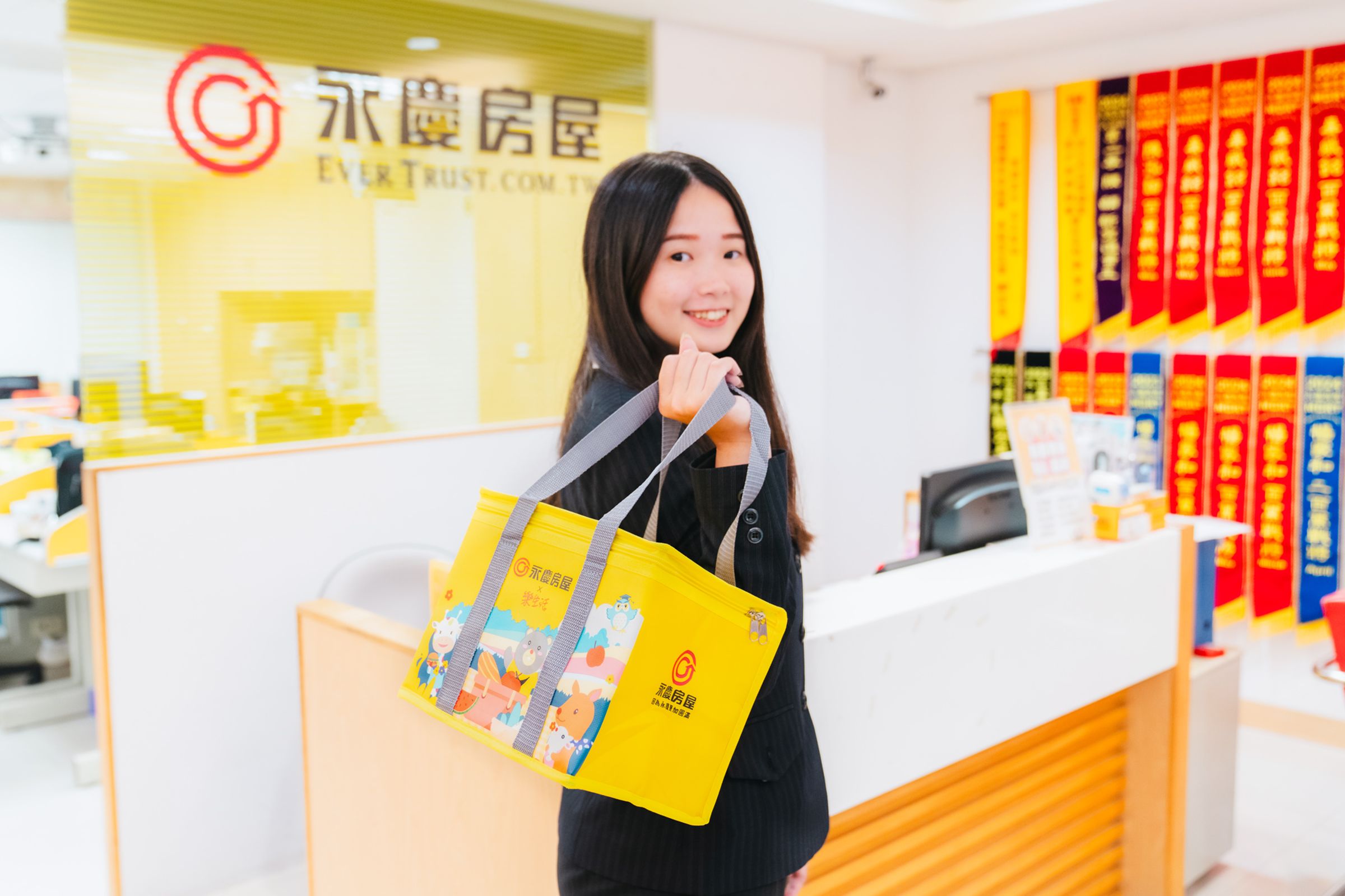 中秋佳節將近,永慶房屋推出「幸福同樂保冷袋」,守護您的美味食物與飲品,讓團聚時光更加盡興。