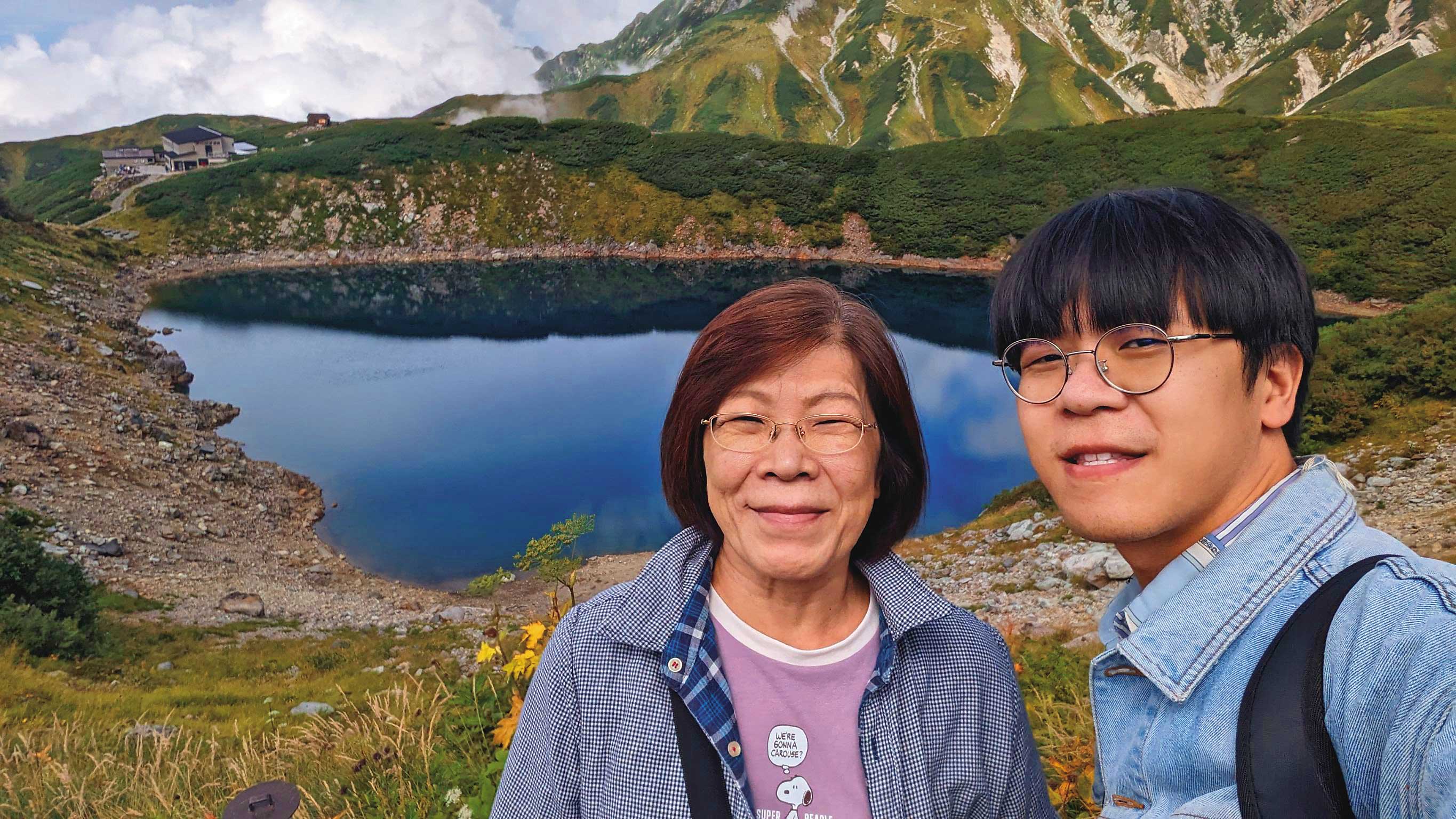鄭芥陪媽媽到日本立山旅遊。（鄭芥提供）