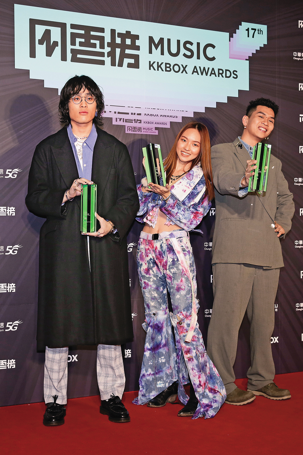 鶴The Crane（左）於2022年出道即獲得注目，以新人之姿躍上KKBOX風雲榜表演，更獲金曲獎提名，他謙虛表示自己很幸運。中為LÜCY、右為雷擎。