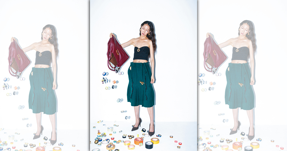 Softbit加大號肩背包 NT$115,800 by GUCCI、深灰色羊毛平口上衣 NT$73,000 by PRADA、綠色抓皺過膝裙 NT$88,000 by PRADA、羊毛高跟鞋 NT$51,000 by PRADA、金色耳環 NT$24,400 by GUCCI、金色別針 價格店洽 by PRADA