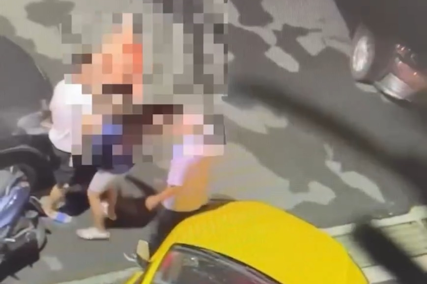 酒醉張男不滿計程車司機送回手機索討300元車馬費，雙方口角後爆發肢體衝突。（翻攝畫面）