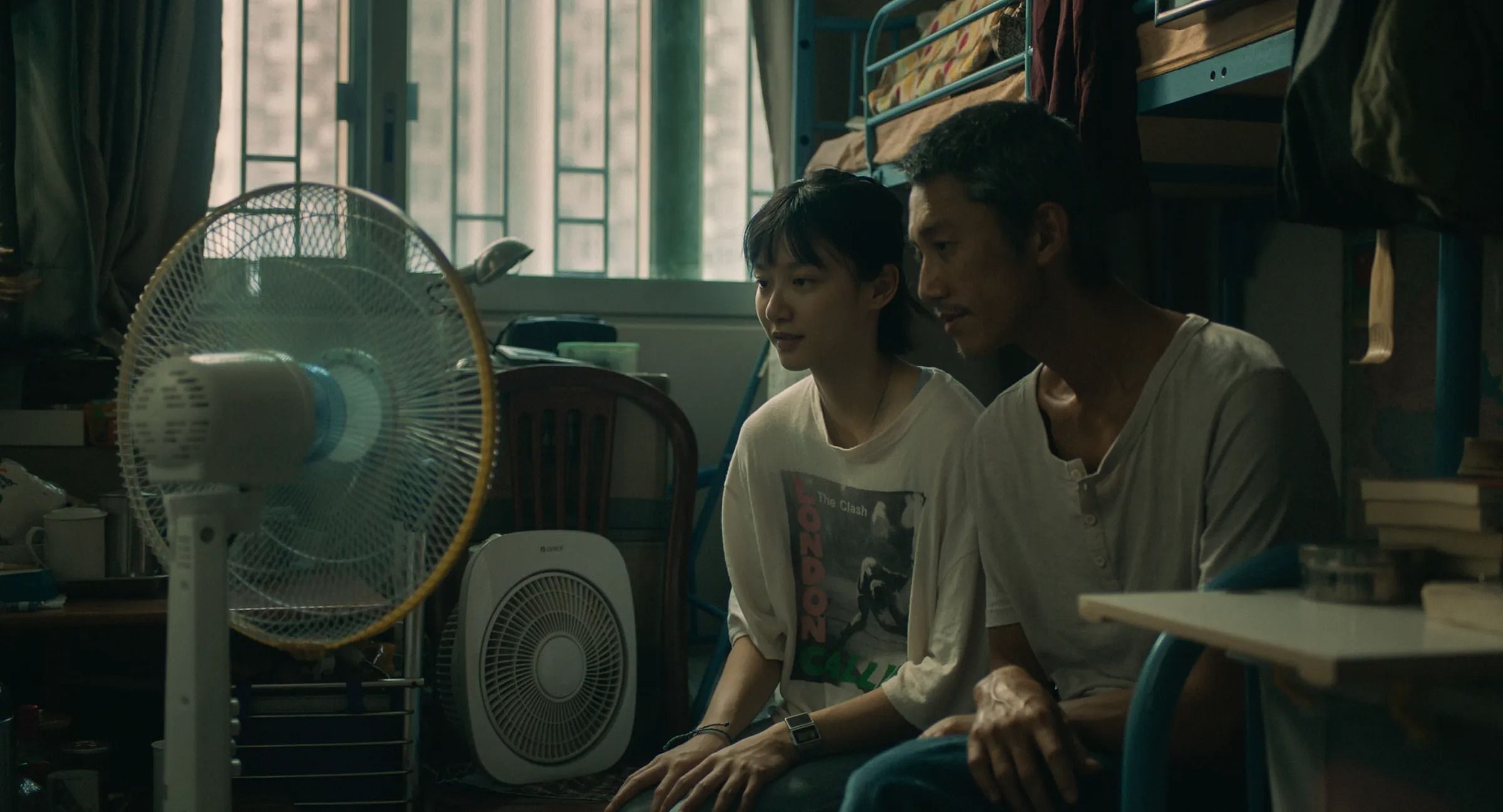 《但願人長久》原訂在北京國際電影節放映,突然遭取消退票。圖為飾演吸毒父親的吳慷仁(右)及飾演女兒的袁澧林(左)。(甲上娛樂提供)