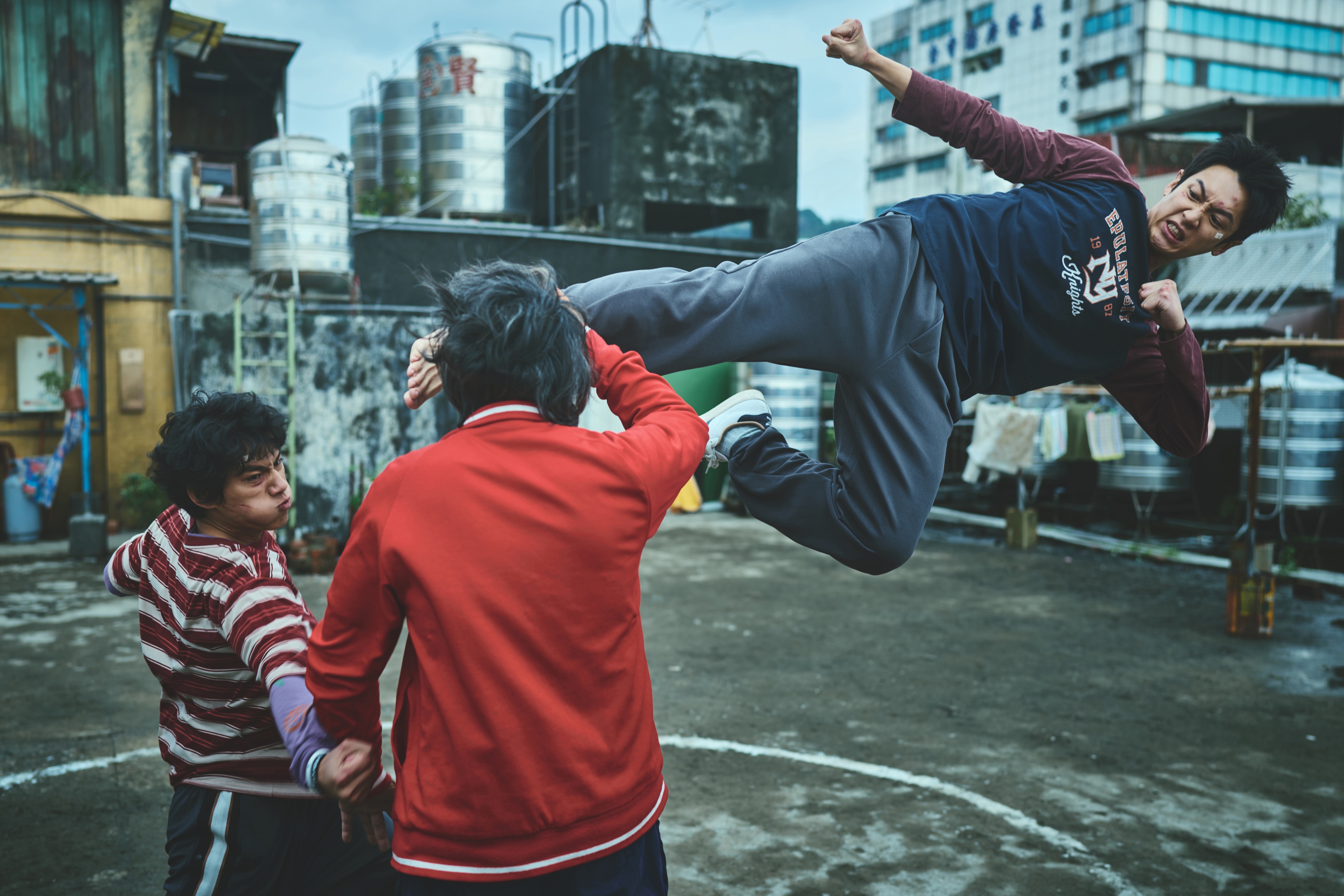 柯震東(右一)挑戰高密度動作戲全面升級,表現獲韓國動作導演張材旭讚「比專業團隊還強」。(麻吉砥加提供)