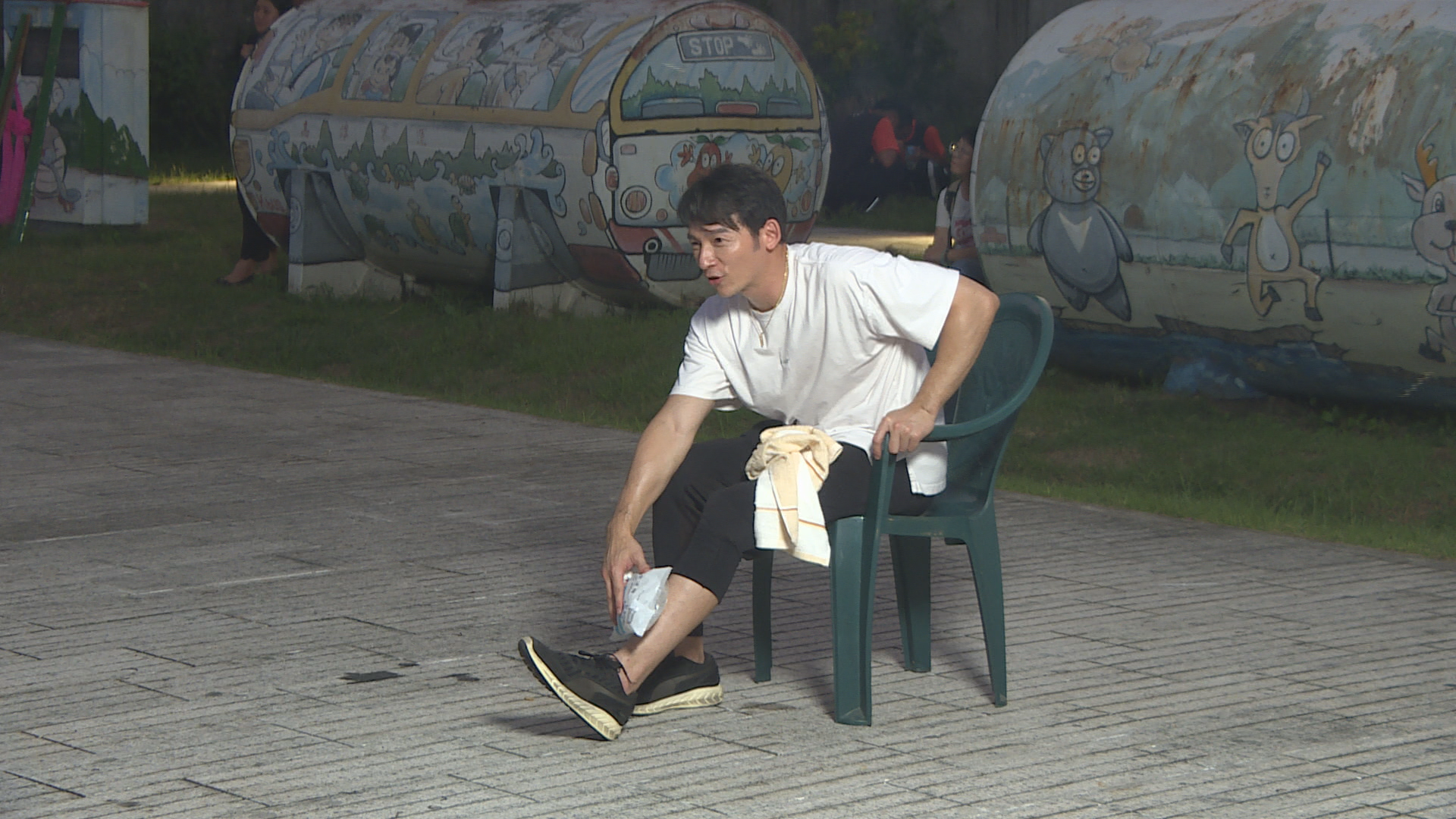 温昇豪錄影前腳受傷畫面曝光。(民視提供)