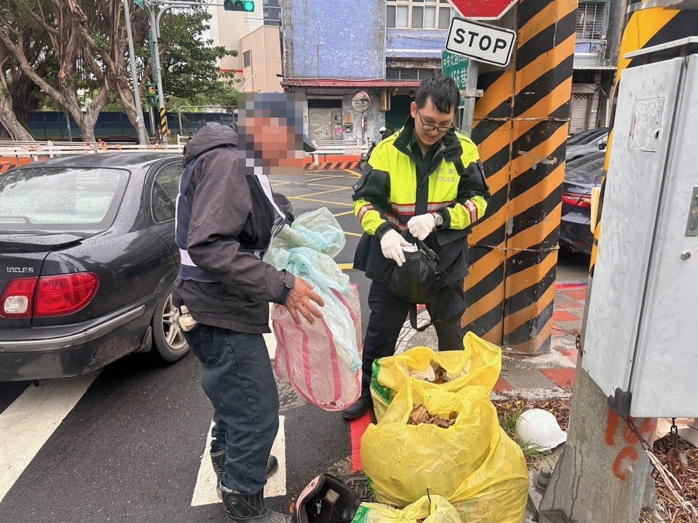 老翁包包遺失,員警協助翻找垃圾堆。(北投分局提供)