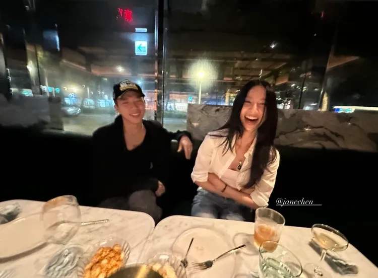 ØZI與女友Jane感情甜蜜,七夕罕見曬合照放閃。翻攝自ØZI IG