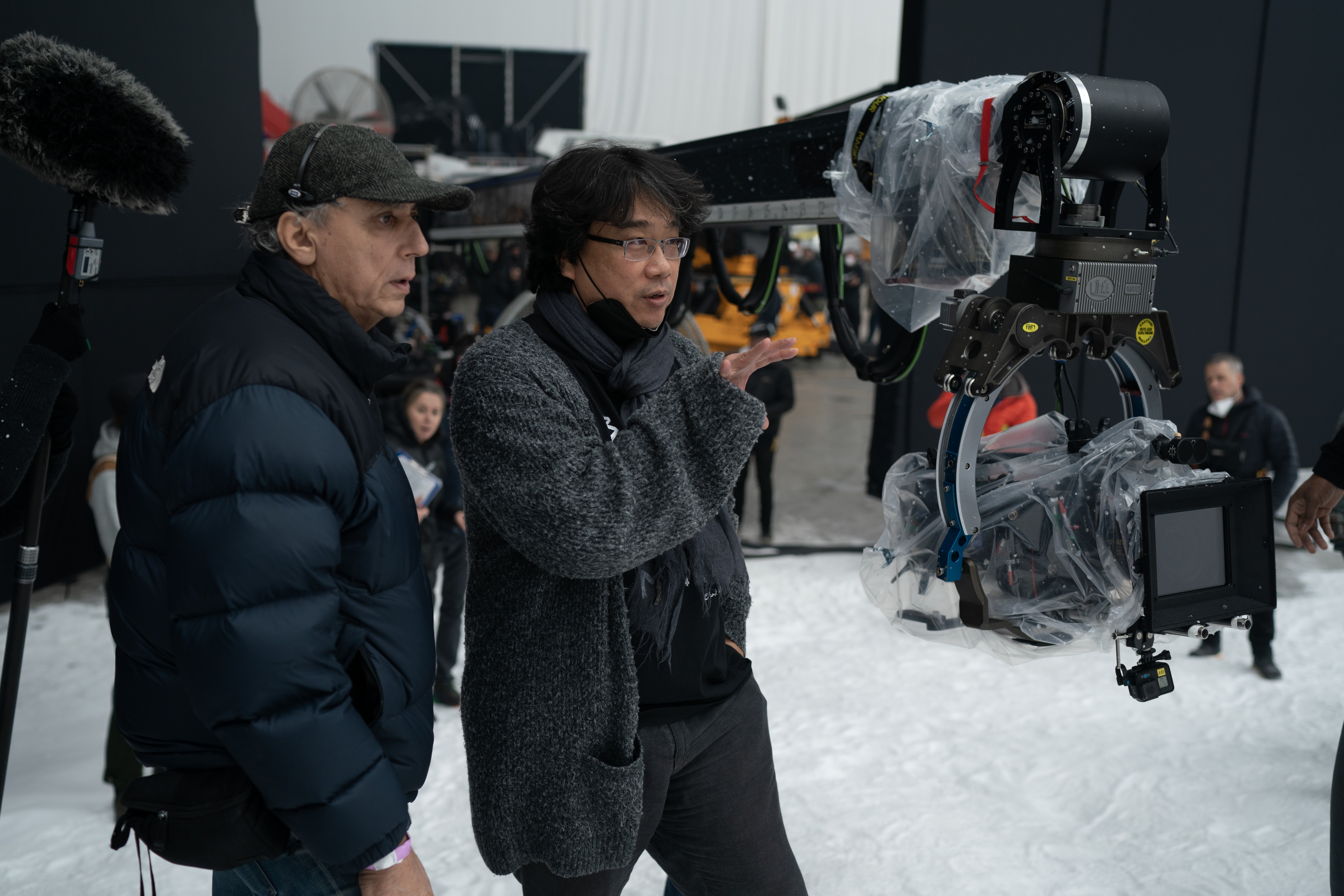 奉俊昊(右)曾與英、日語團隊合作,對外語製作環境相當熟悉。(華納兄弟電影提供)