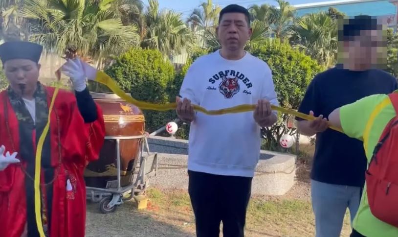 NONO被傳暴瘦20公斤，在寺廟拜拜照片也曝光。（翻攝自馮語婷粉專）