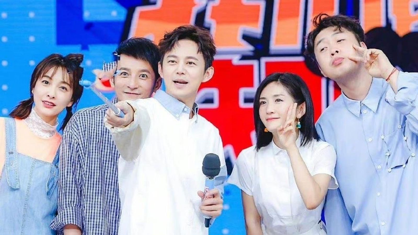 何炅與謝娜主持24年的綜藝節目《快樂大本營》於2021年停播。(翻攝自微博)
