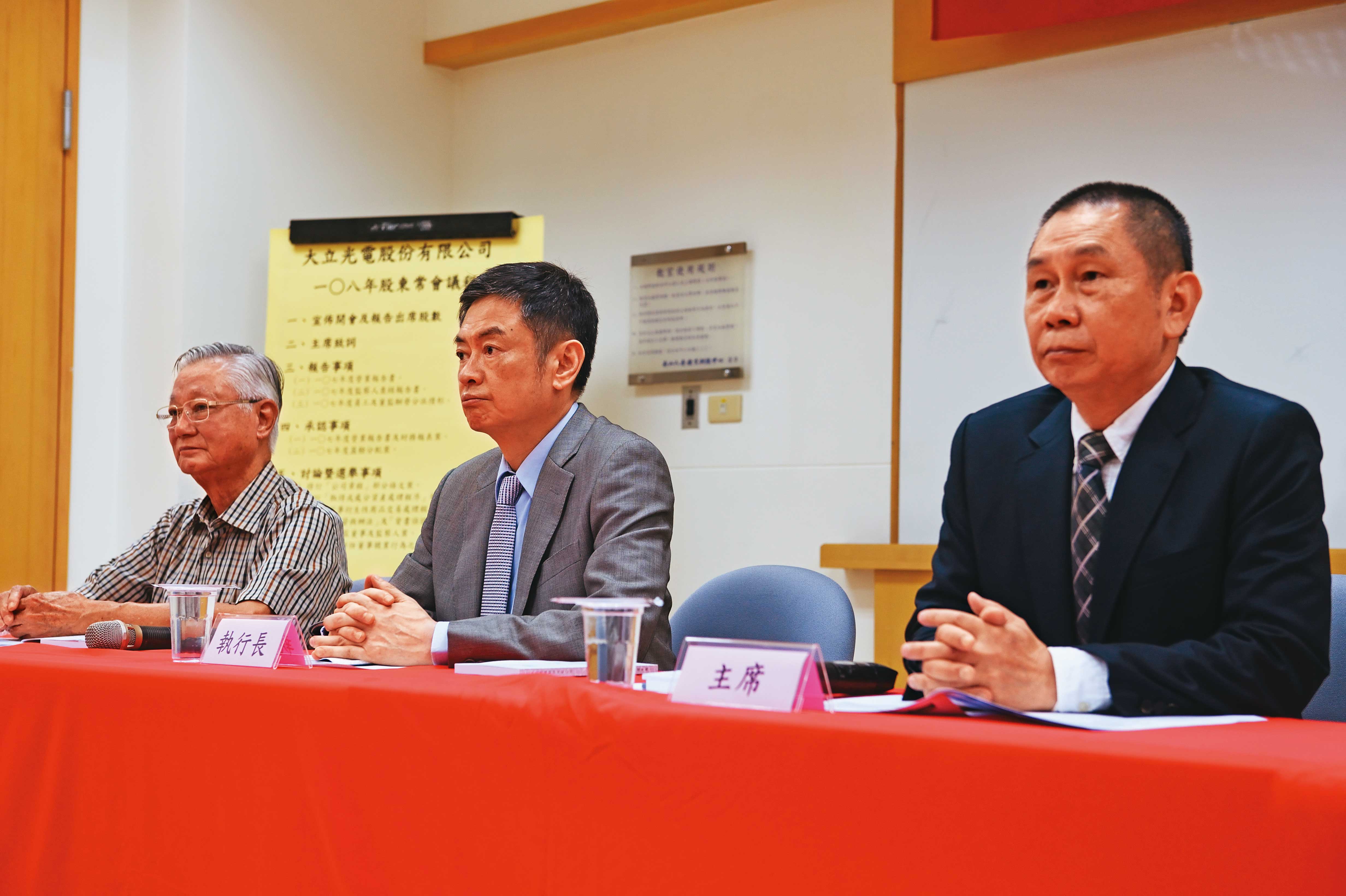 大立光董事長林恩平（中）雖獲不起訴，但德商不服已聲請再議，是否發回中檢續行偵辦，備受矚目。