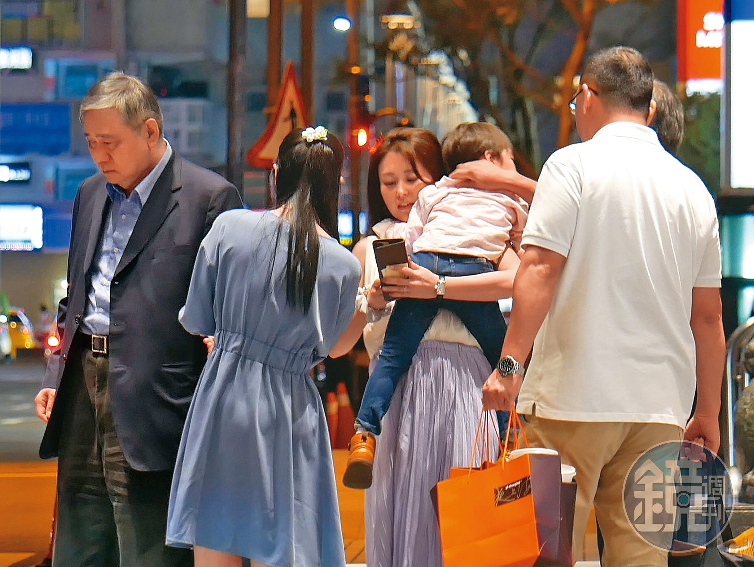 王文洋（左一）與麻衣（左三）、孫子及家人聚餐後，步出百貨公司。
