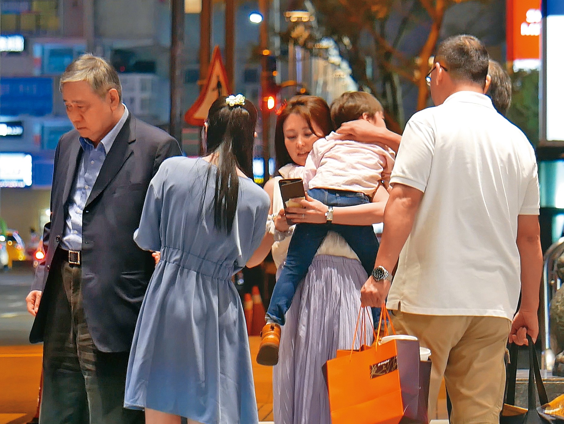 王文洋（左一）與麻衣（左三）、孫子及家人聚餐後，步出百貨公司。