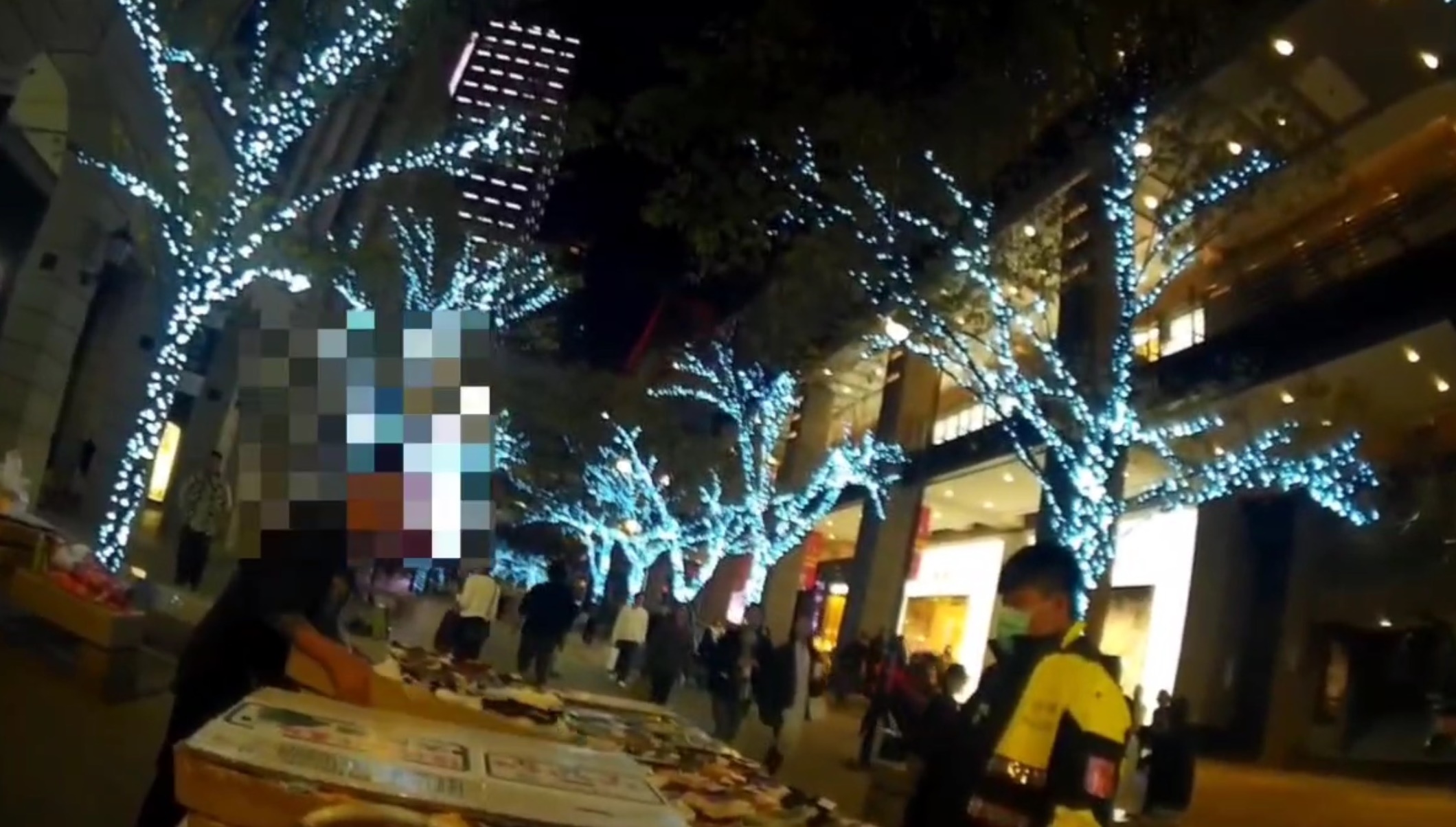 警方至香堤大道取締違規攤商。（翻攝畫面）