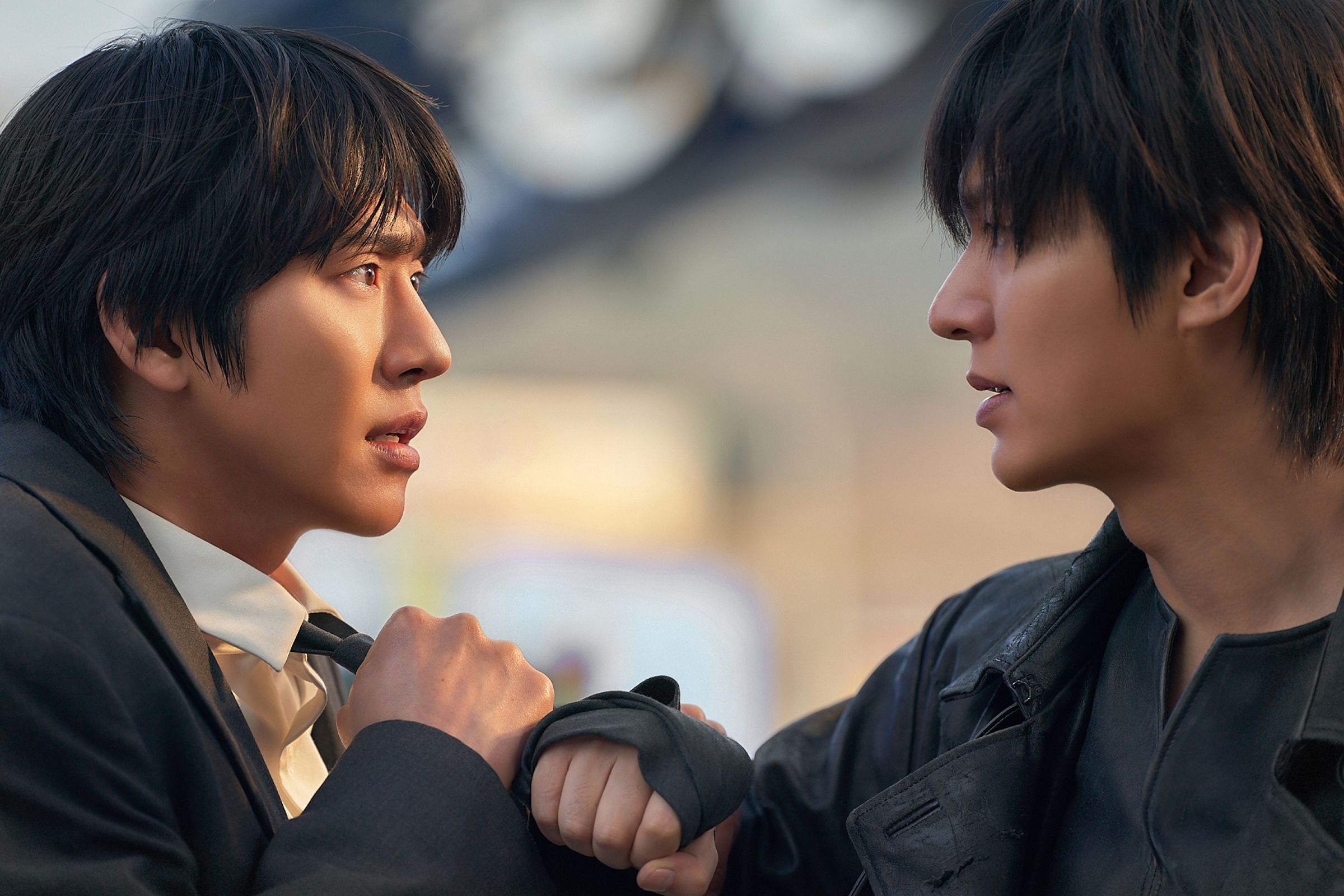 安孝燮（左）、李敏鎬（右）主演的《全知讀者視角》在台韓同日上映都創下票房佳績。（采昌提供）