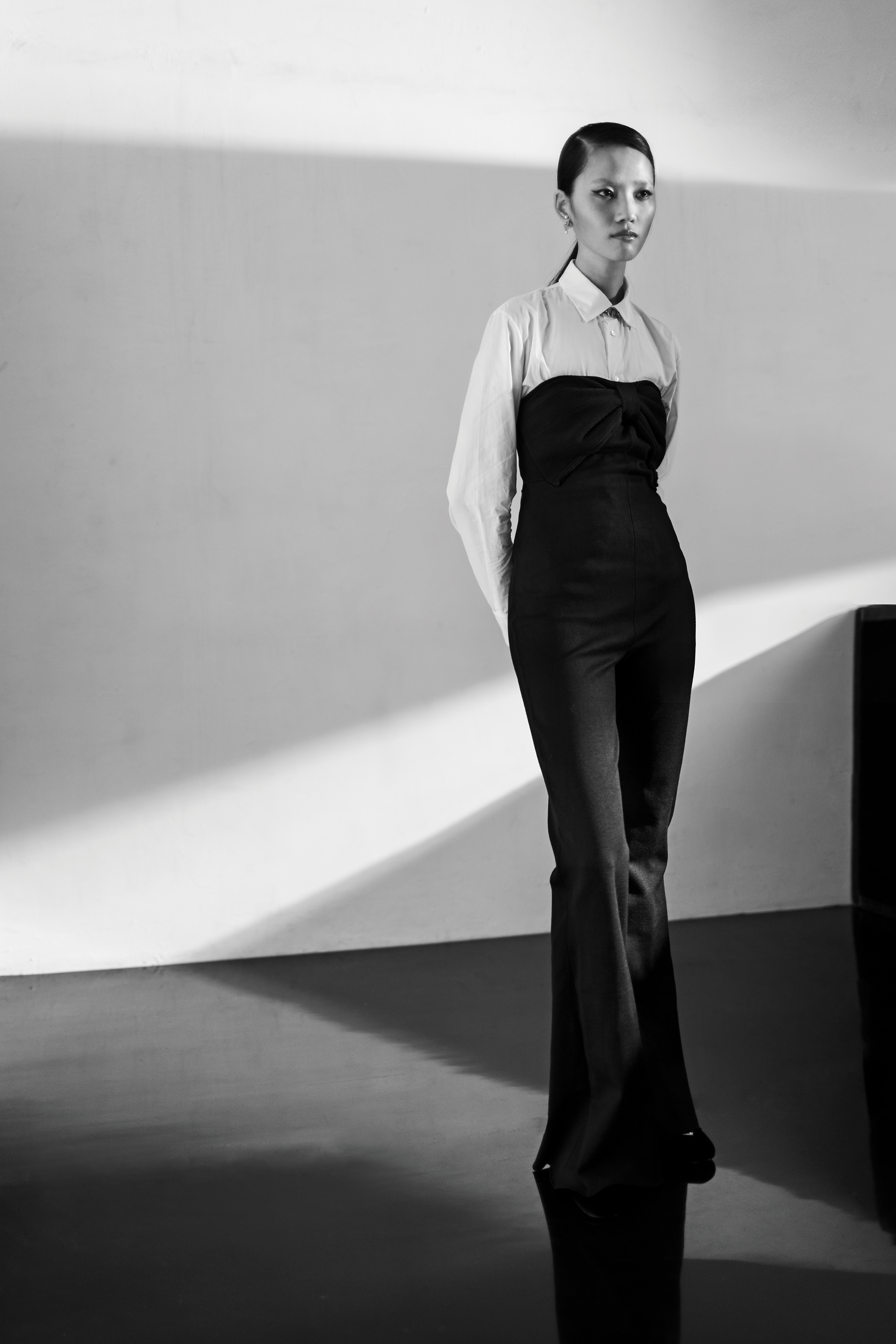 白色襯衫 NT$51,000 by Dior／黑色連身褲 價格店洽 by Chloé／耳環 NT$20,500 by Dior
