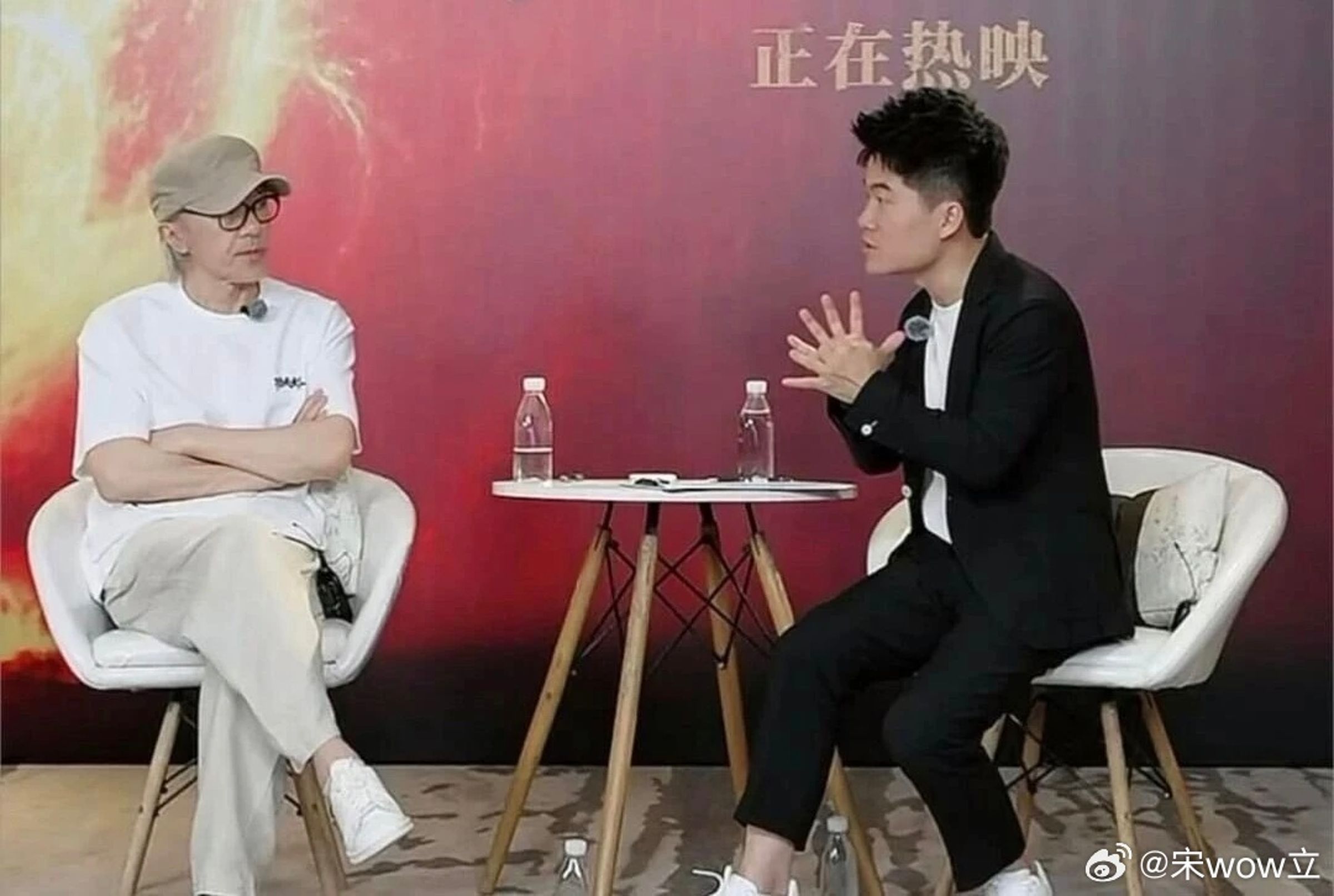 周星馳上直播宣傳《功夫女足》，被問到怎麼都不演戲了，他謙稱自己「真的不懂演戲」。（翻攝直播畫面）