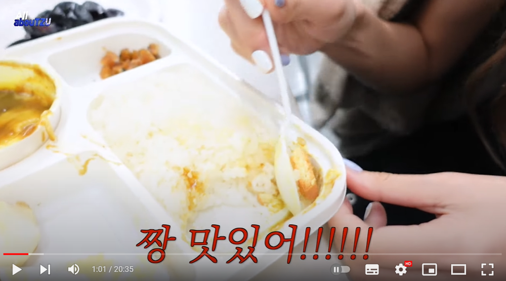 周子瑜的飲食怪癖是喜歡配著餅乾吃飯。(翻攝自TWICE YouTube)