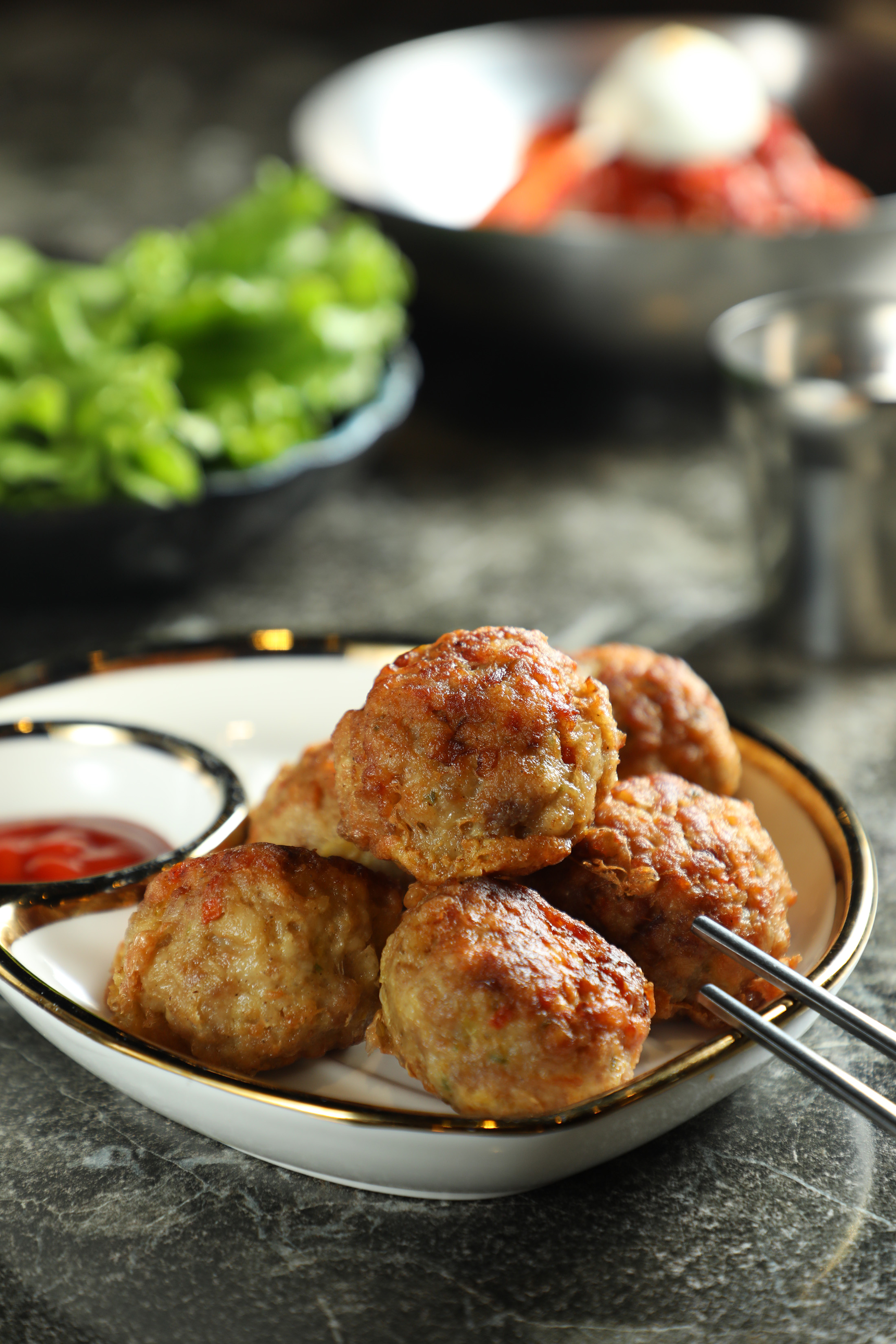 韓國人在吃冷麵時,常會點上一盤「肉丸煎餅」搭配入菜。(280元/份)