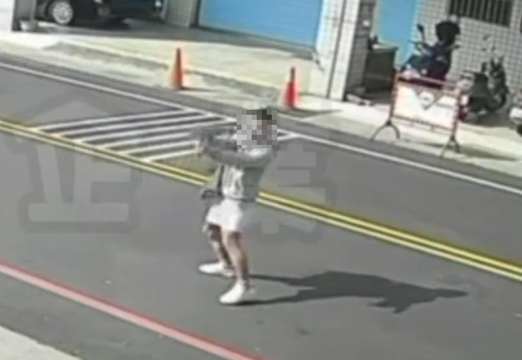 17歲李姓少年步行到太平茶行，光天化日之下朝改造長槍朝大門掃射。（翻攝「黑色豪門企業」社群）