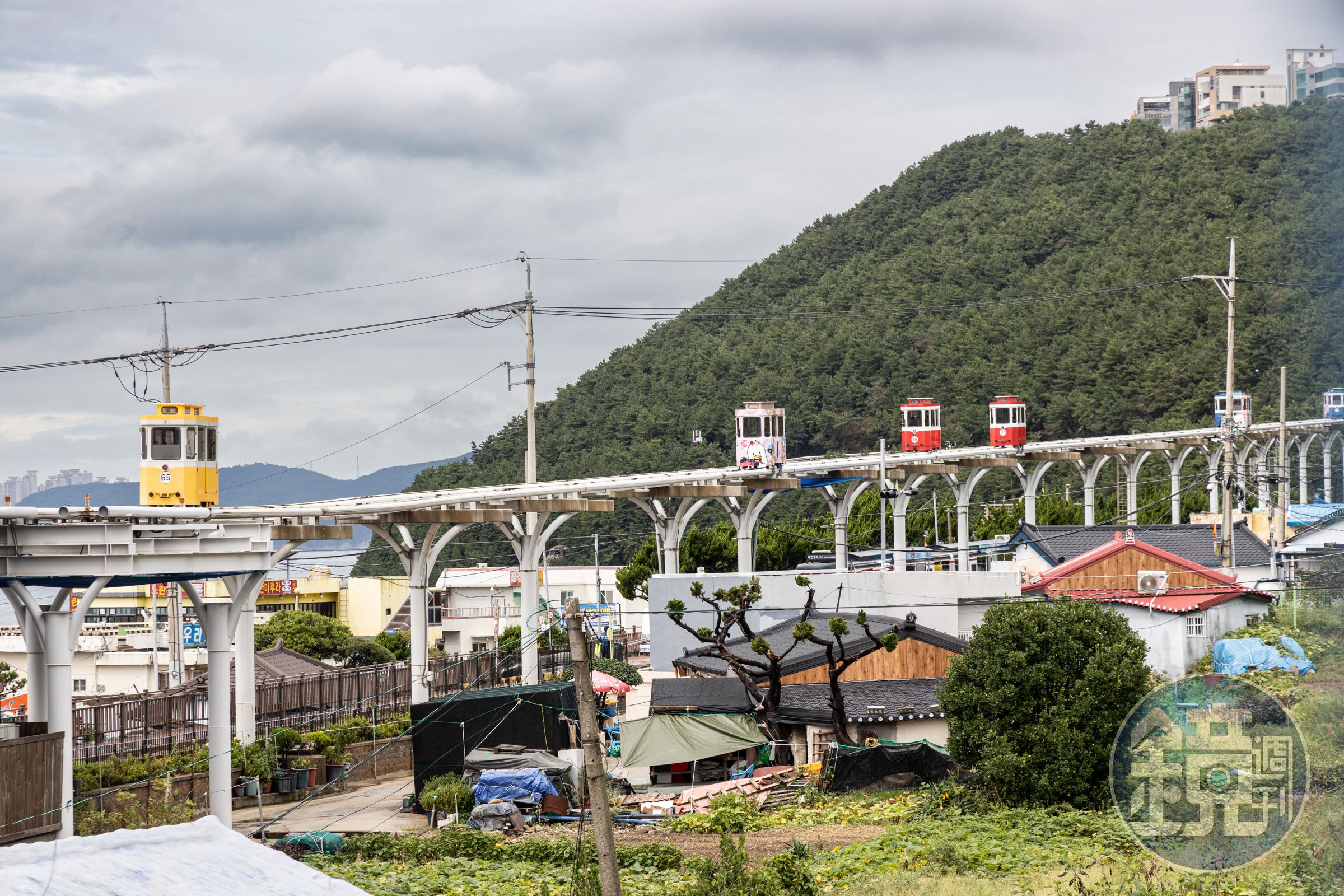 緩慢運行在軌道上的海雲台Blueline海岸列車,曾經登上韓劇場景,人氣非常高。