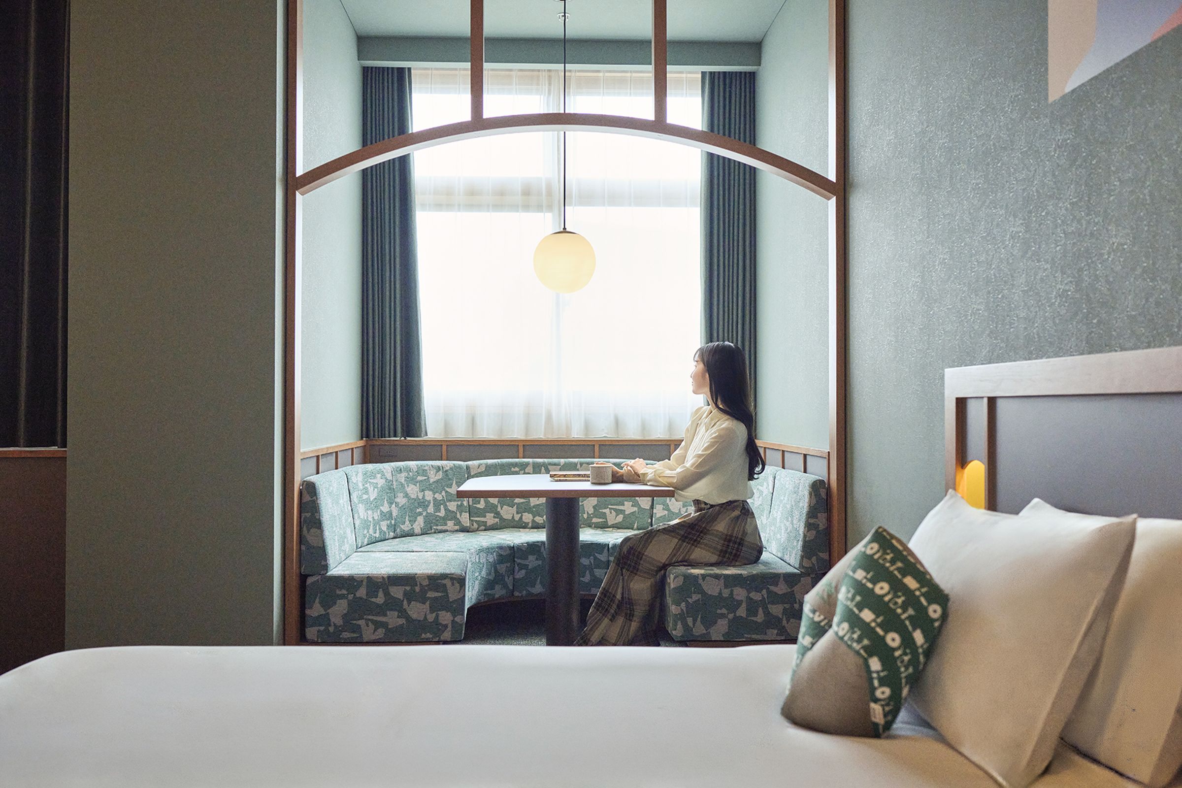 另一間「Katariba Room」的設計讓旅人發思古之幽情。(星野集團提供)