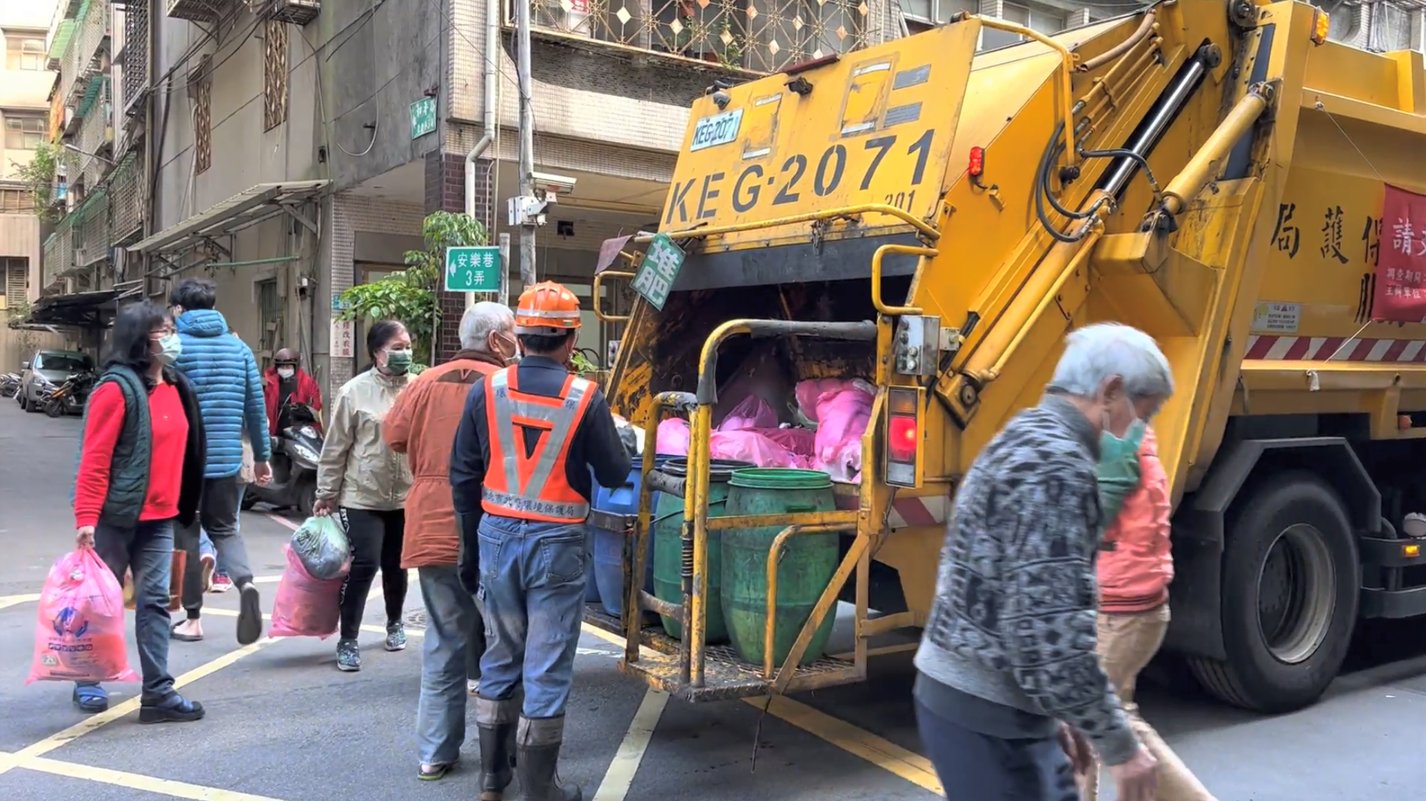 為了激勵全國辛苦的清潔隊員，環境部宣布調高清潔隊員清潔獎金。（新北環保局提供）