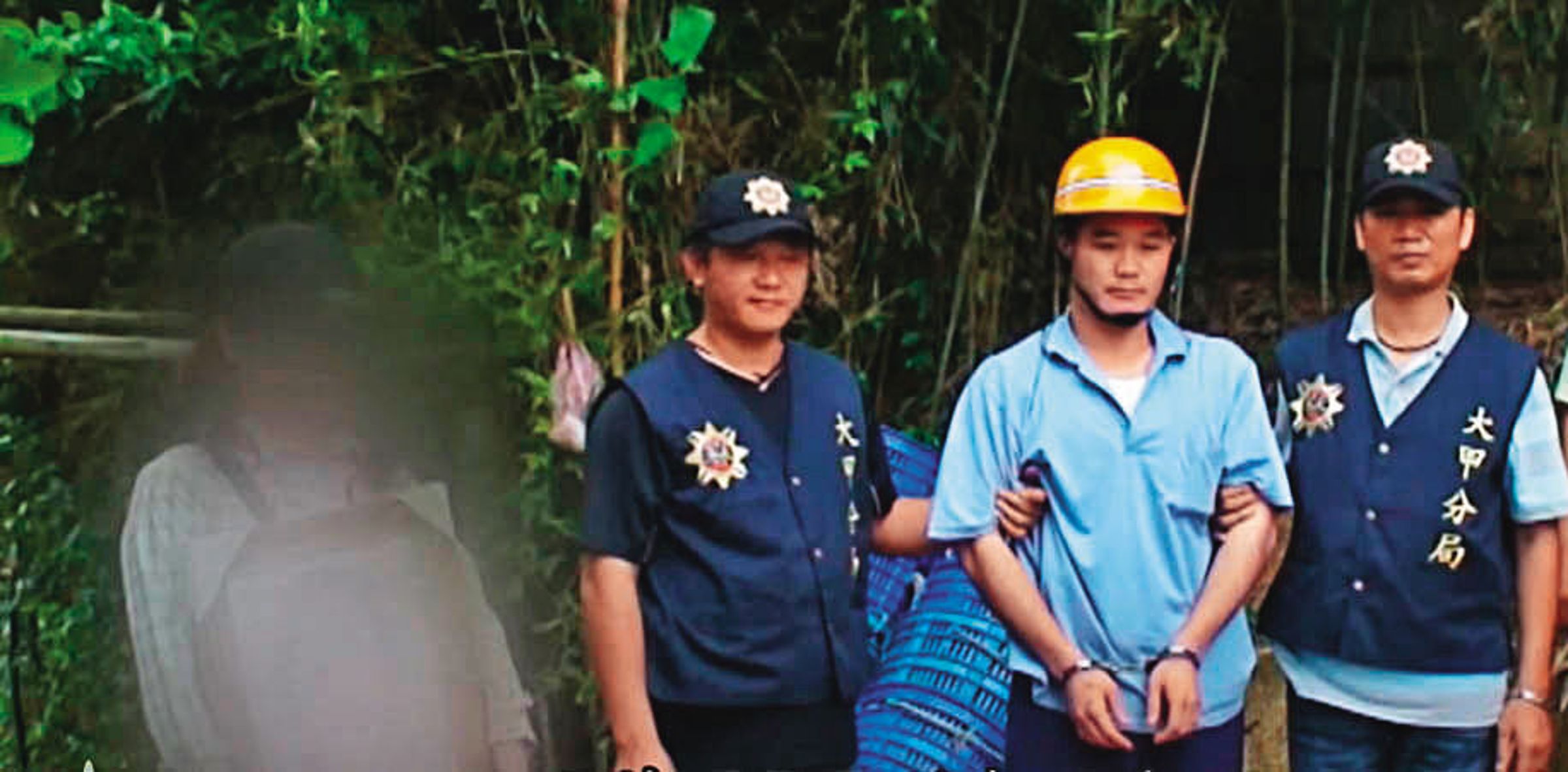 張鈞傑(右2)看到家屬手捧的趙女遺像後(左),瞬間崩潰,並下跪吐露棄屍地點。(翻攝東森新聞)