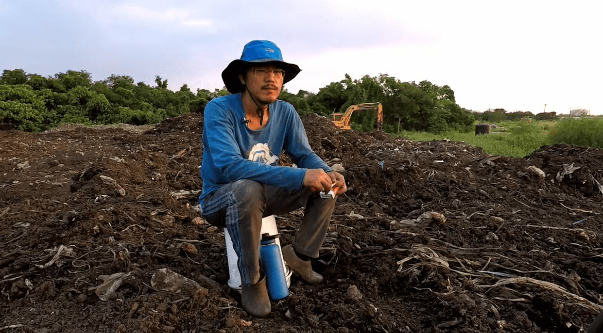 《種土》中的阿仁放棄竹科高薪工作，製作有機堆肥，撿著堆肥中永遠撿不完的塑膠垃圾...。（牽猴子提供）